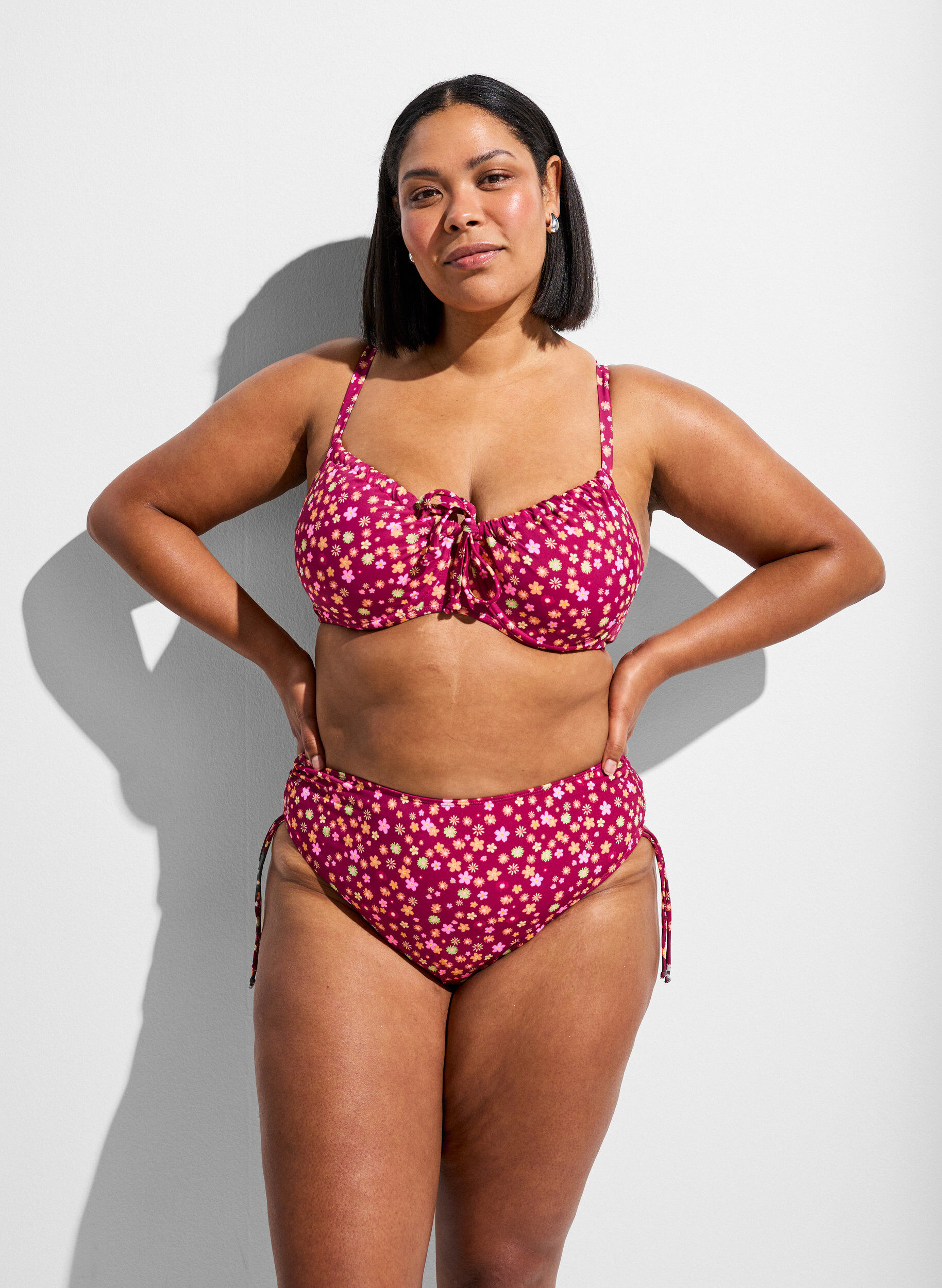 Zizzi Bikini z fiszbinem i paskami do zawiazania, Czerwony, Model image number 1