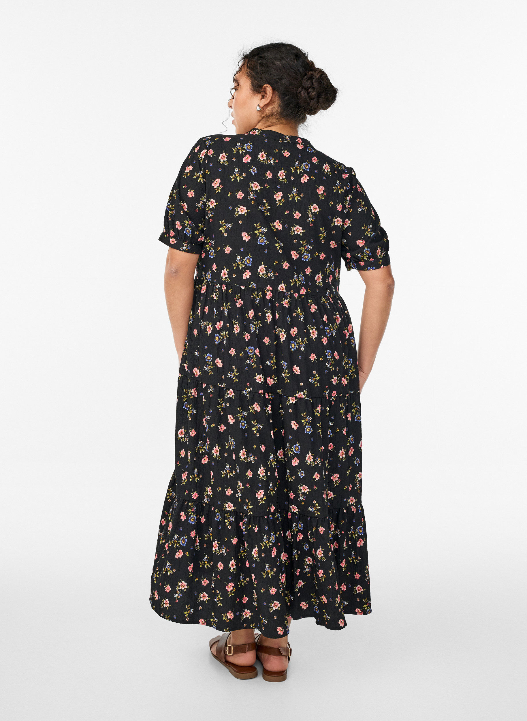 ZizziSukienka do kostek z kr&oacute;tkim rekawem i warstwowymi falbankami, Czarne, Model image number 1