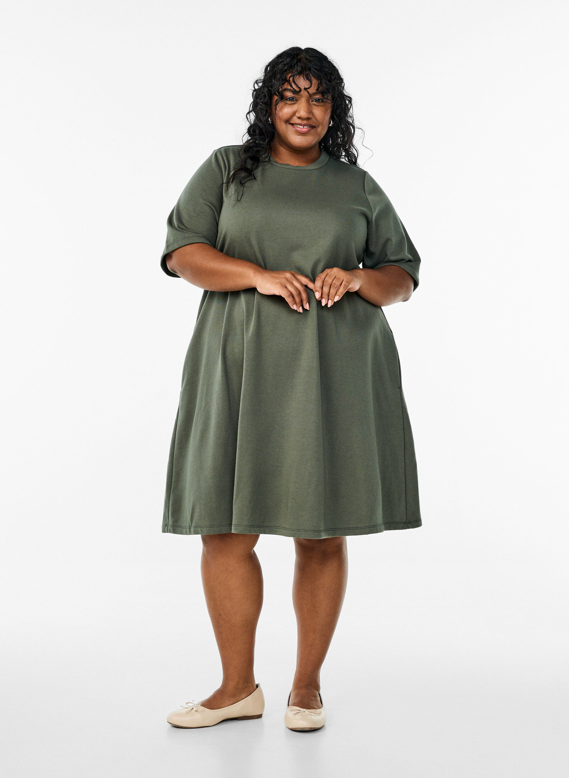 Zizzi Dzersejowa sukienka do kolan z kieszeniami w ksztalcie litery A, Zielony, Model image number 1