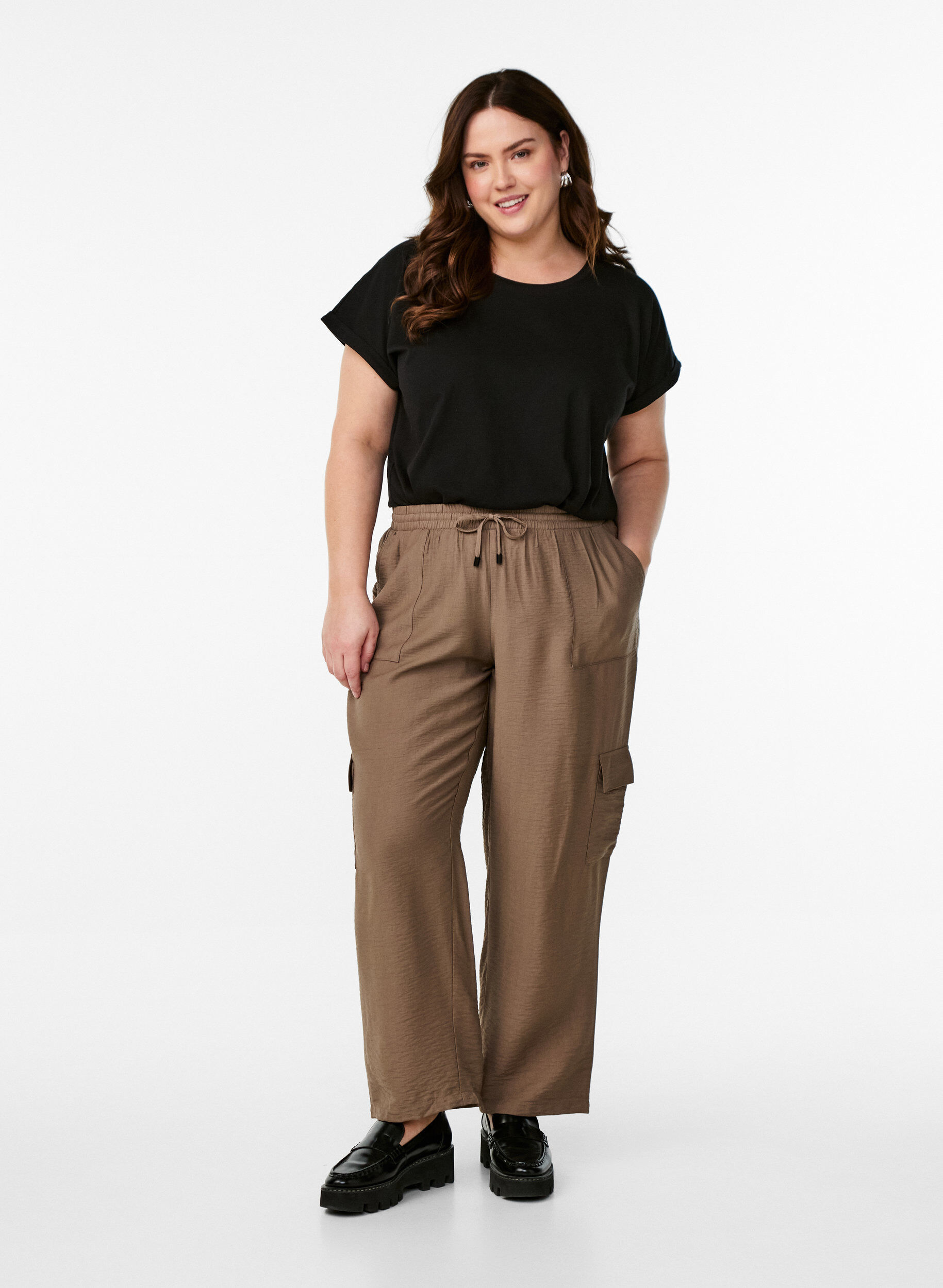 Zizzi Koszulka z kr&oacute;tkimi rekawami wykonana z mieszanki bawelny, Czarne, Model image number 1