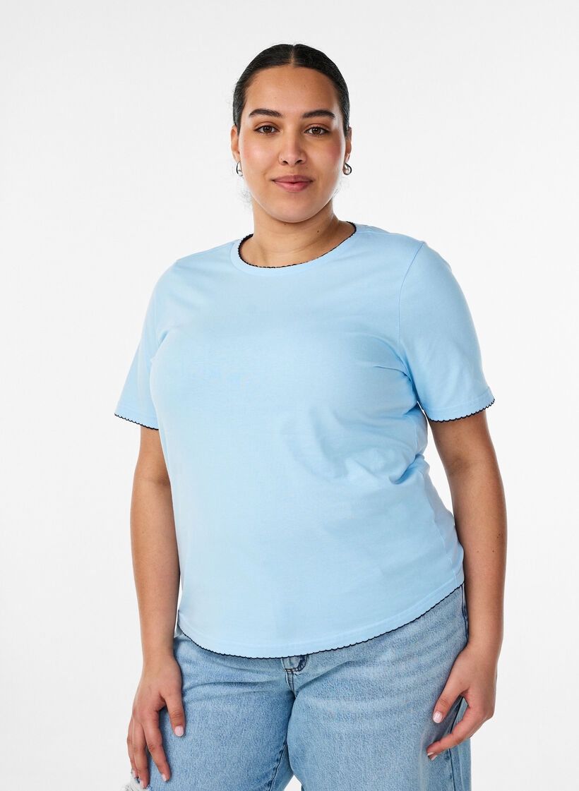 Bawelniany T-shirt z kontrastowym, falistym wykonczeniem brzeg&oacute;w, Niebieskie, Model image number 0