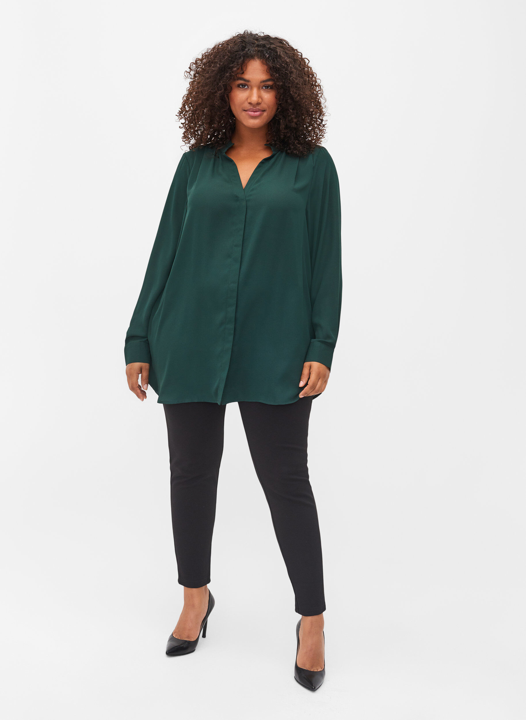 Zizzi Long sleeve shirt with ruffle collar, Scarab, Model image number 3