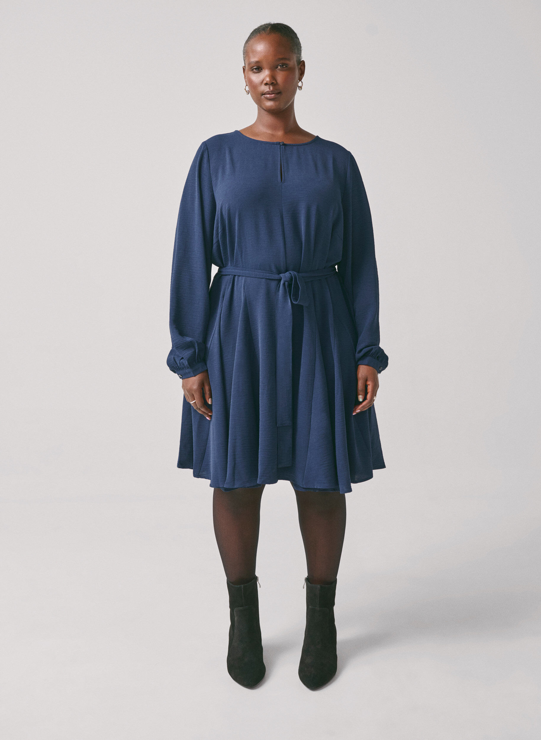 Zizzi Sukienka z&nbsp;dlugimi rekawami i&nbsp;wiazanym paskiem, Navy Blazer, Image image number 1