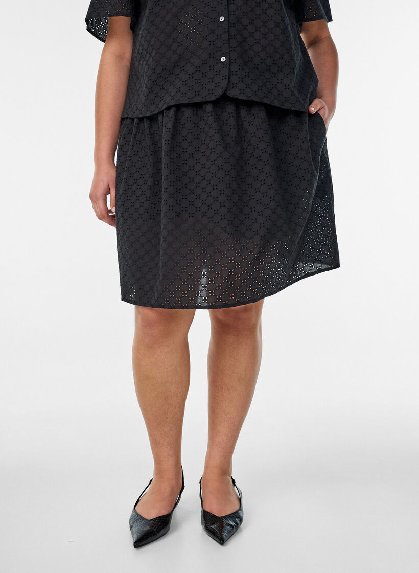 Kr&oacute;tka sp&oacute;dniczka z haftami angielskimi i elastyczna talia, Czarne, Model image number 2