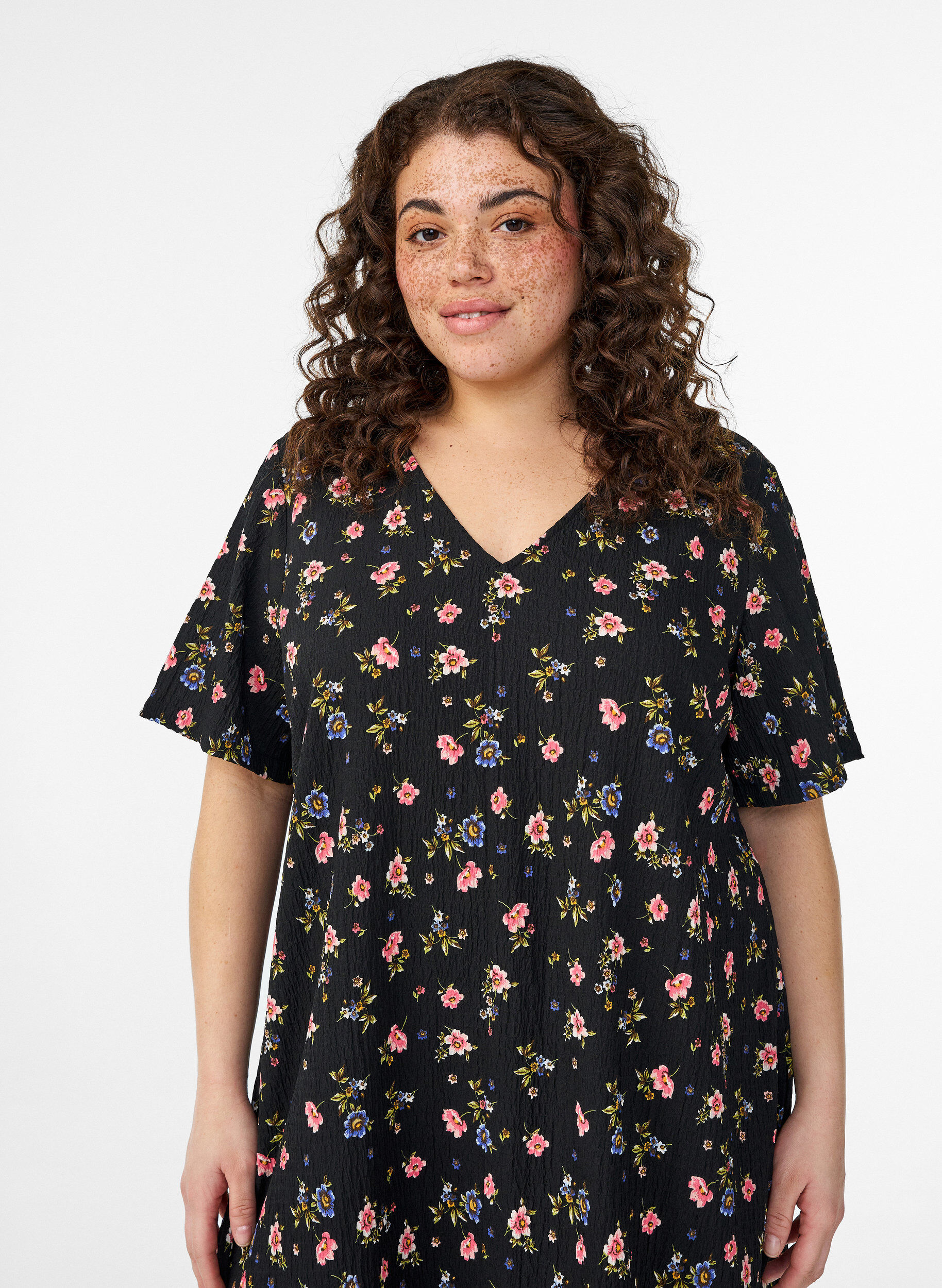 Zizzi FLASH - Sukienka z kr&oacute;tkim rekawem i dekoltem w serek, Czarne, Model image number 2