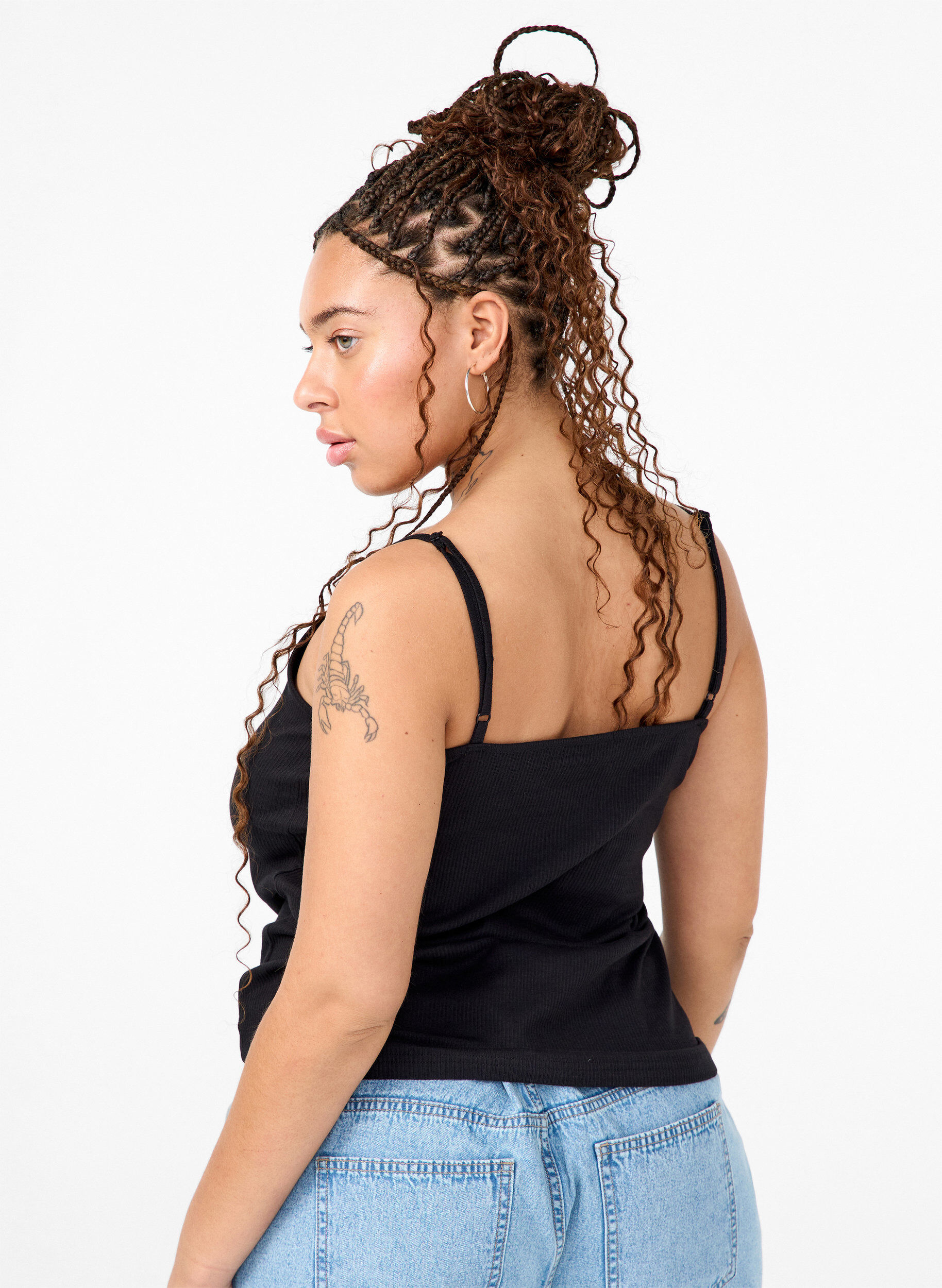 Zizzi Top z&nbsp;bawelny organicznej ze&nbsp;skrzyzowanymi paskami, Black, Model image number 1