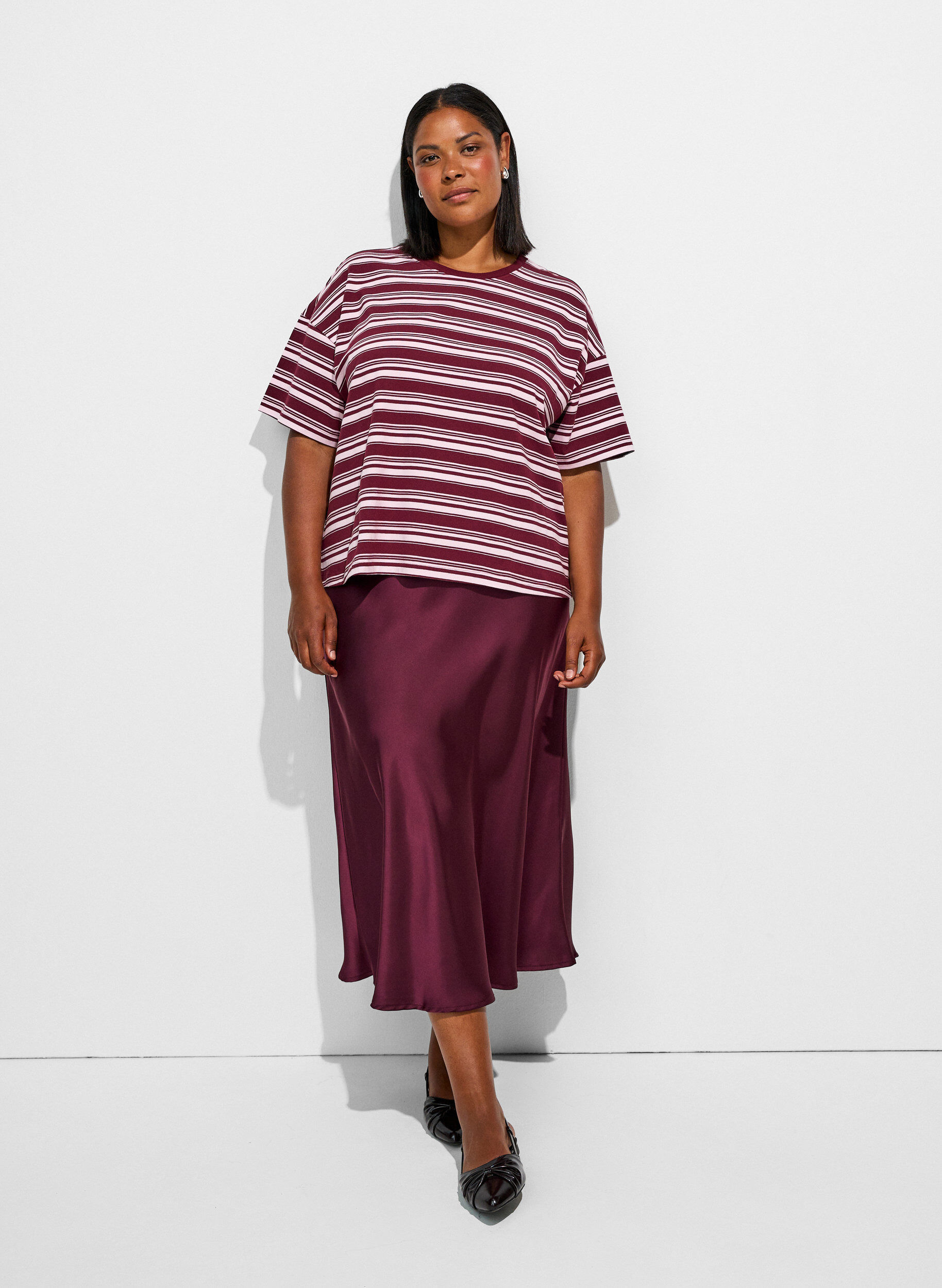 ZizziSatynowa sp&oacute;dnica midi, Czerwony, Model image number 0