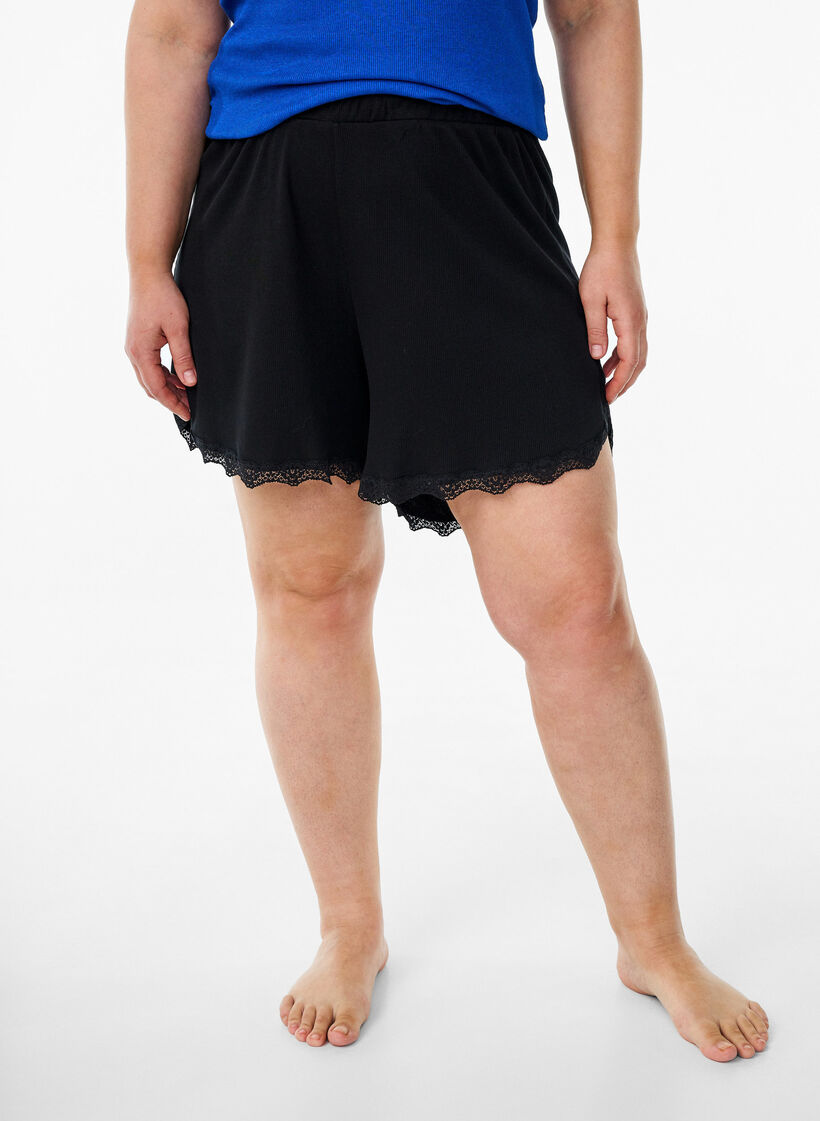 Luzne nocne szorty o prazkowanej fakturze i koronkowym wykonczeniu, Czarne, Model image number 3
