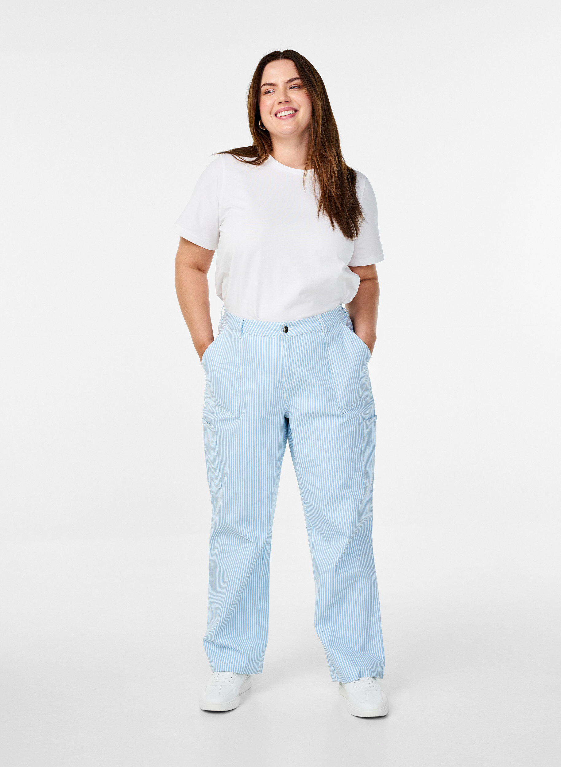 Zizzi  Jeansy cargo z wysokim stanem w paski, Niebieskie, Model image number 0