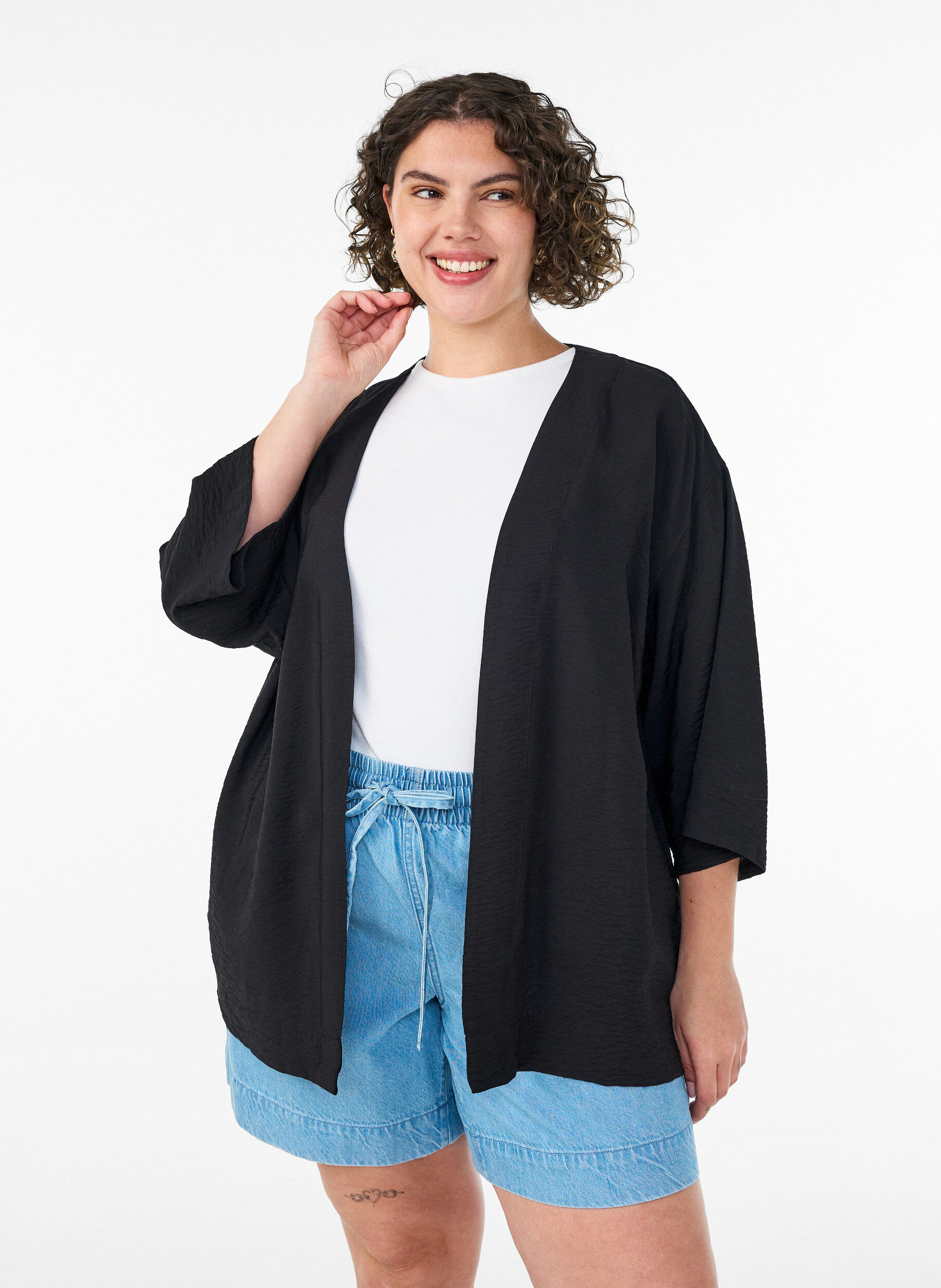 ZizziKr&oacute;tkie kimono z wiskozy z rekawami 3/4, Czarne, Model image number 0