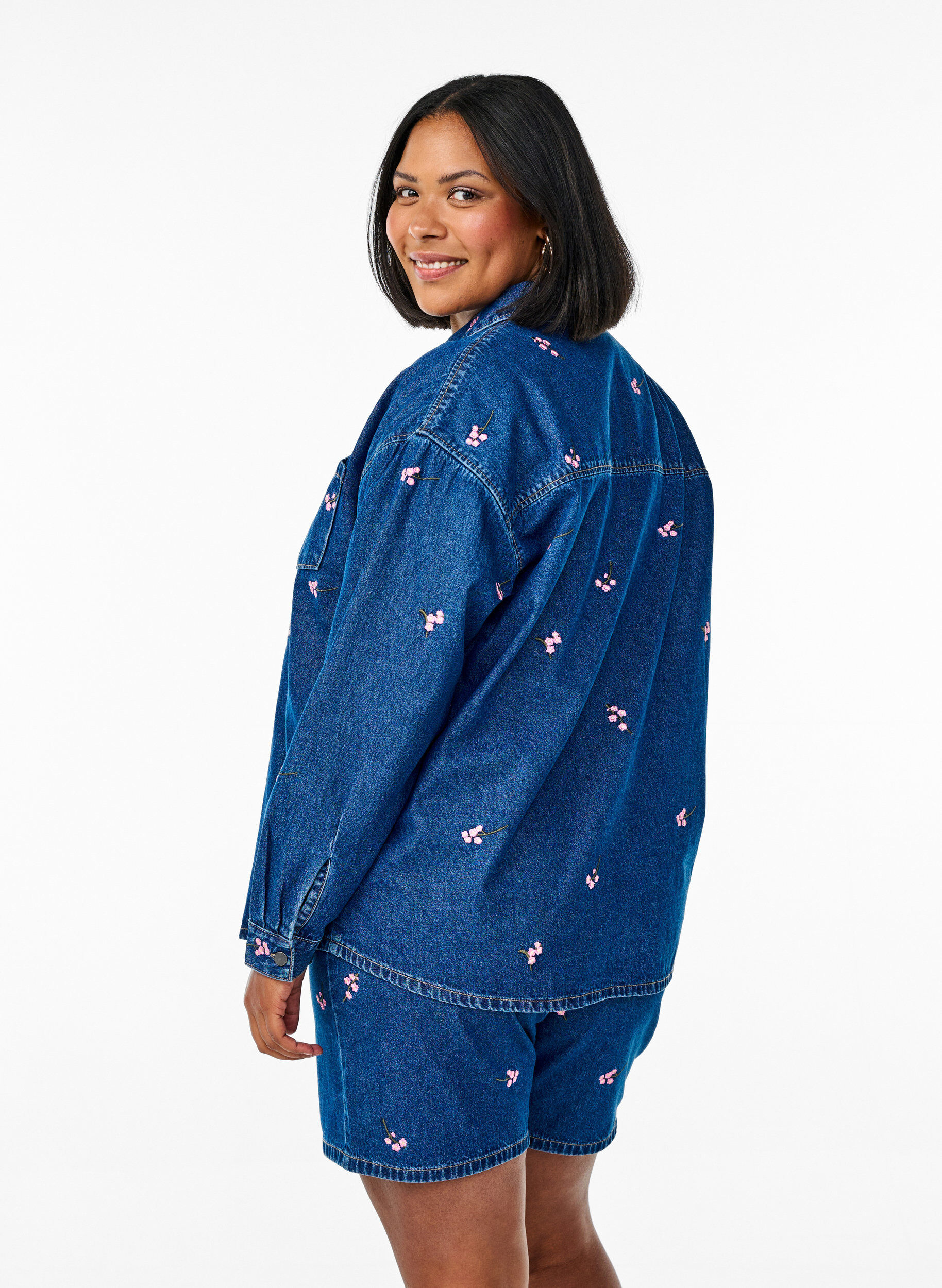 Zizzi Szorty jeansowe z&nbsp;wyhaftowanymi truskawkami, Niebieskie, Model image number 2