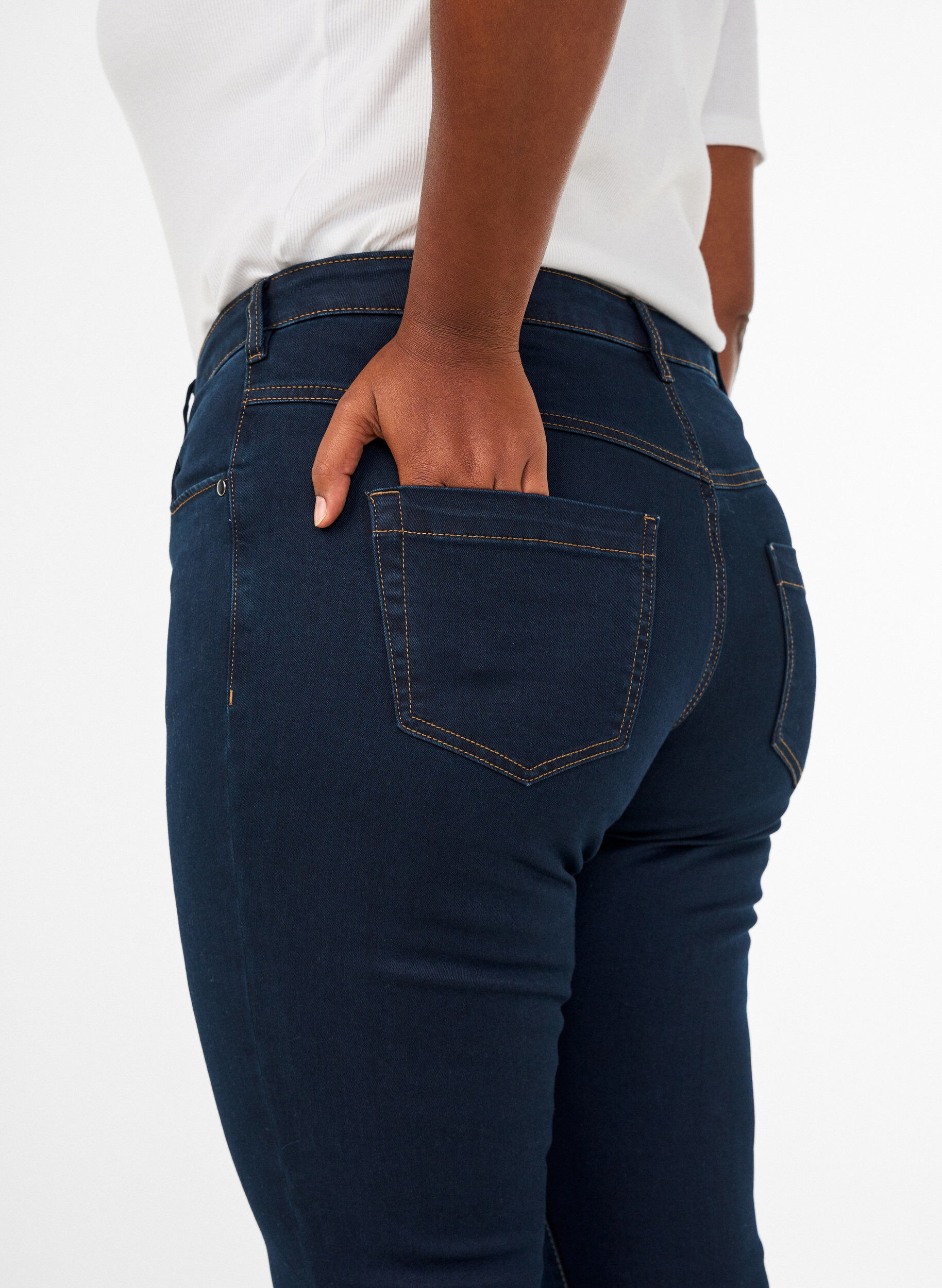 ZizziJeansy Emily o dopasowanym kroju z normalnym stanem, Niebieskie, Model image number 4