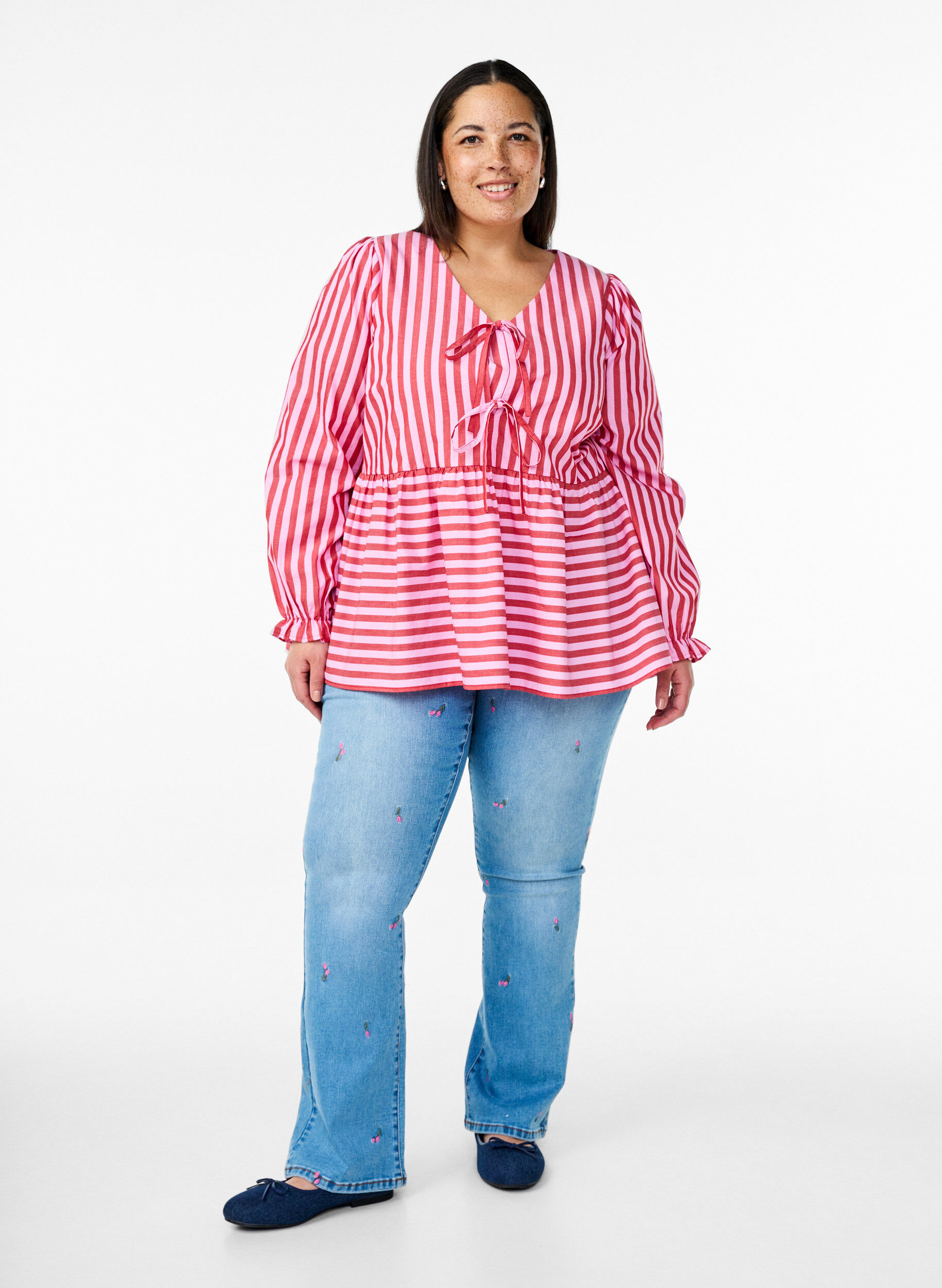 Jeansy typu bootcut z haftowanymi kwiatami, Niebieskie, Model