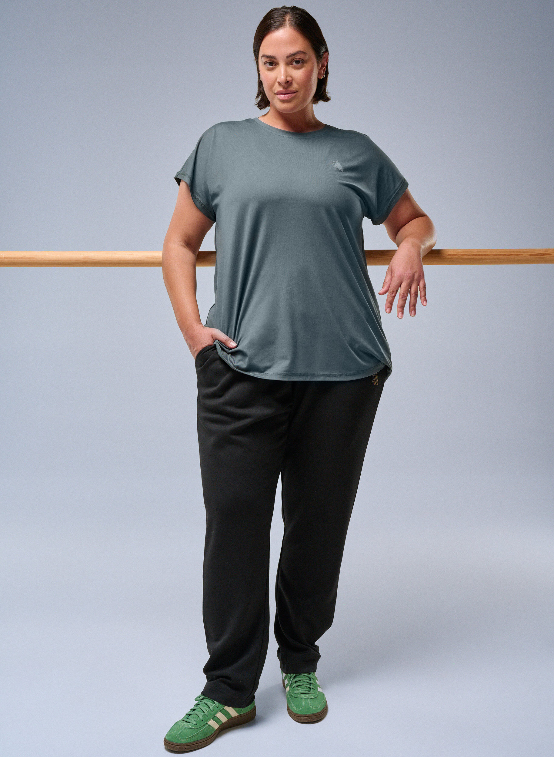 Zizzi Spodnie dresowe z kieszeniami i wysokim stanem, Czarne, Image image number 0