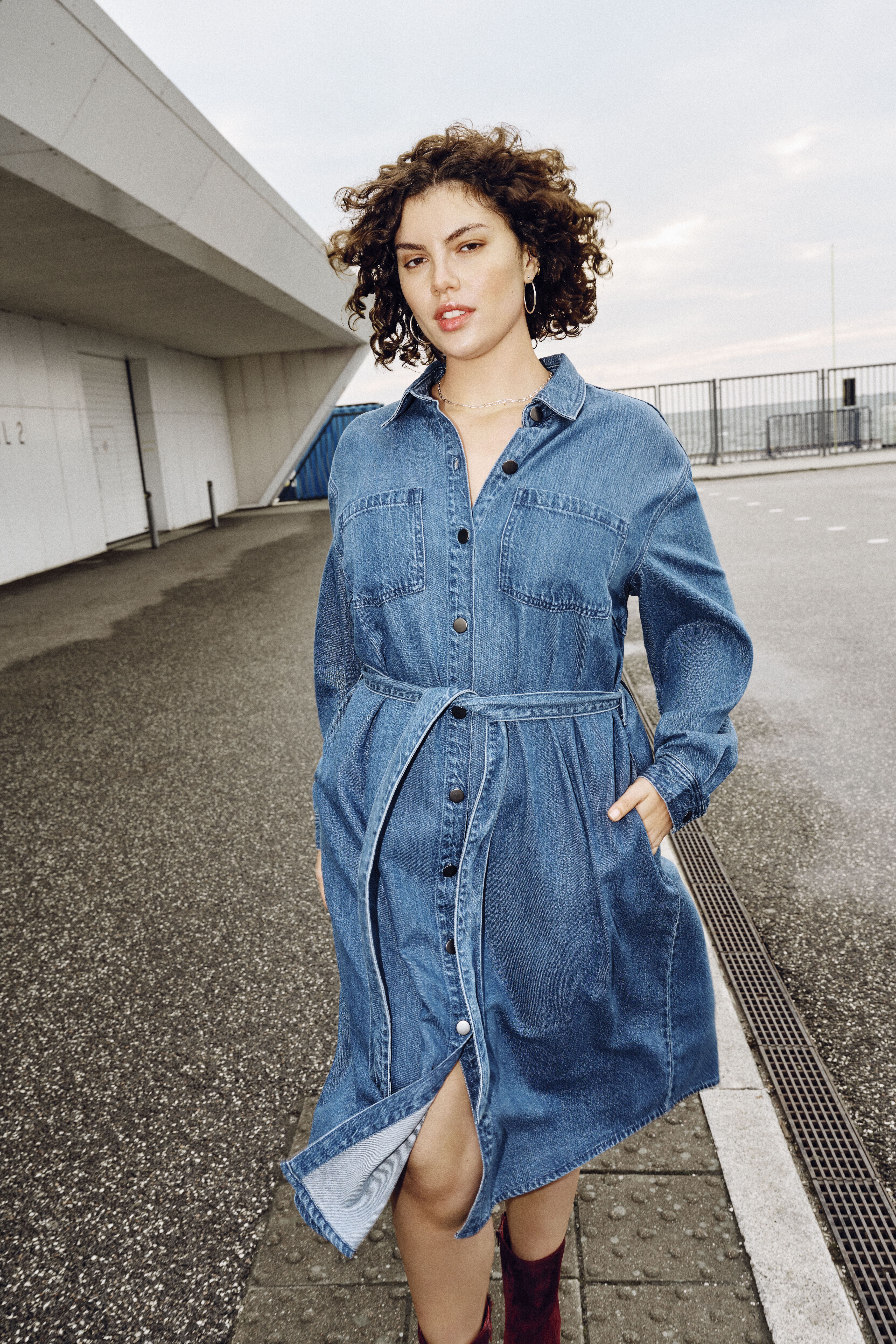 Zizzi Sukienka jeansowa z wiązaniem, , Model