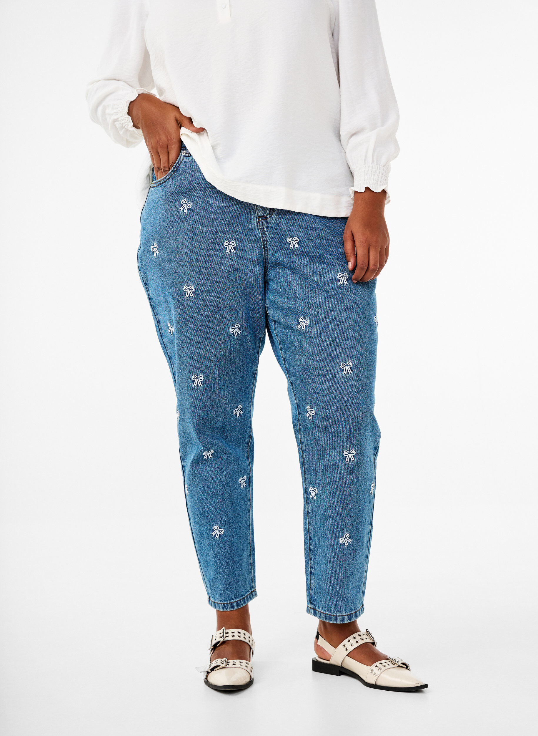 Zizzi  Jeansy Mille typu mom fit z haftem, Niebieskie, Model image number 2