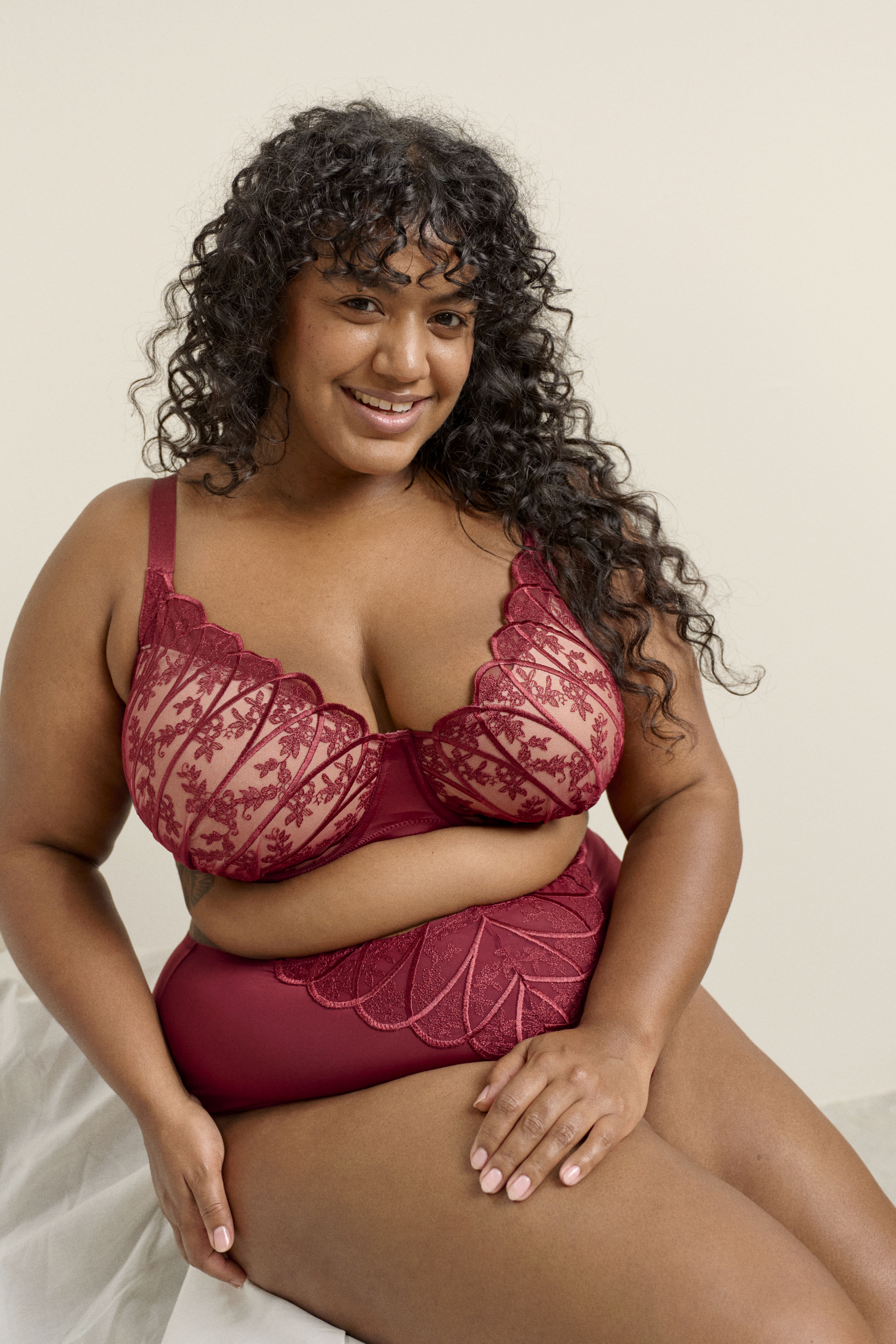 Zestaw z haftowaną koronką, , Model