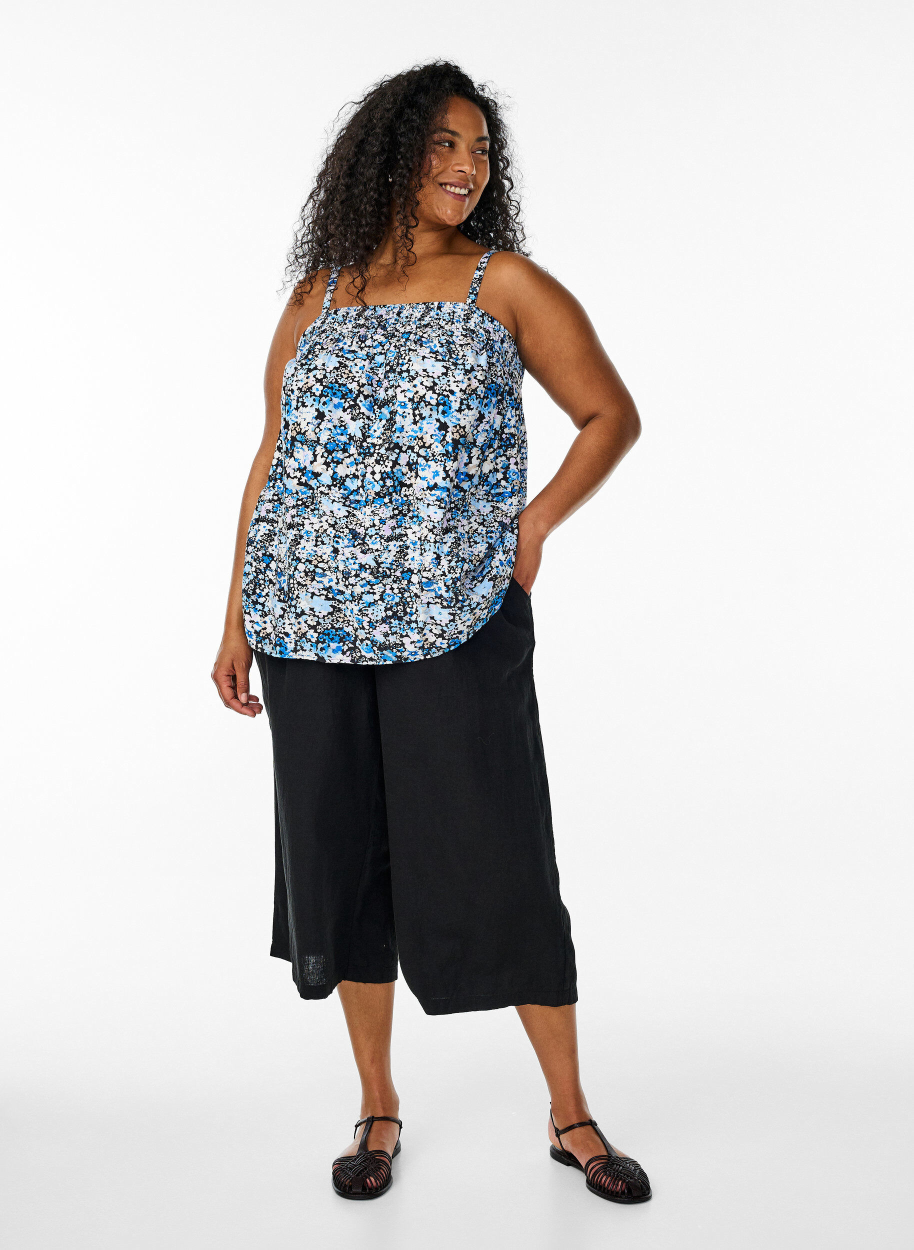 Zizzi Wiskozowy top z waskimi ramiaczkami, Czarne, Model image number 1