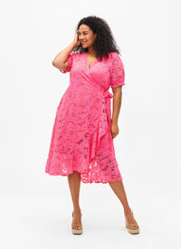 Kopertowa sukienka z koronka i krótkimi rekawami, Pink Carnation, Model