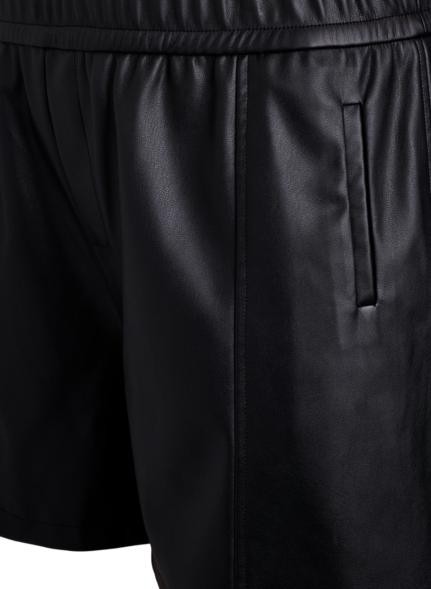 Zizzi Luzne szorty ze sztucznej sk&oacute;ry z elastycznym paskiem, Czarne, Packshot image number 2