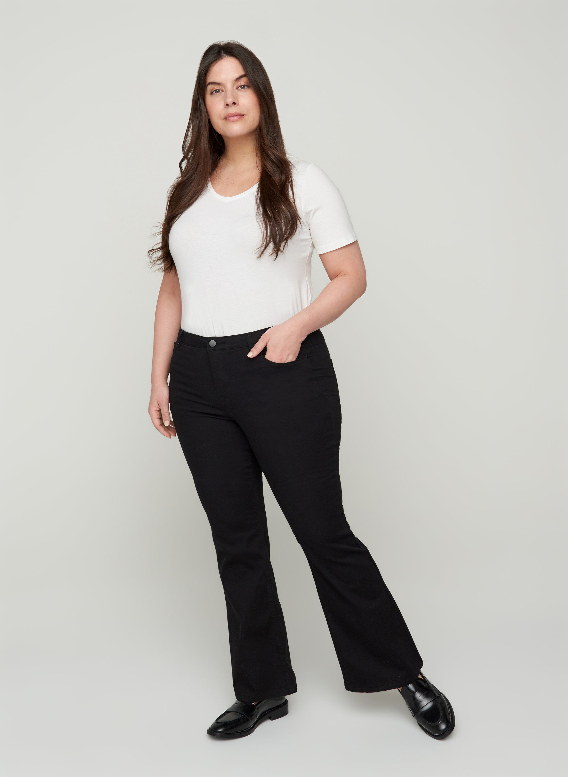 Zizzi Ellen bootcut jeans with a high waist, Black, Model image number 0