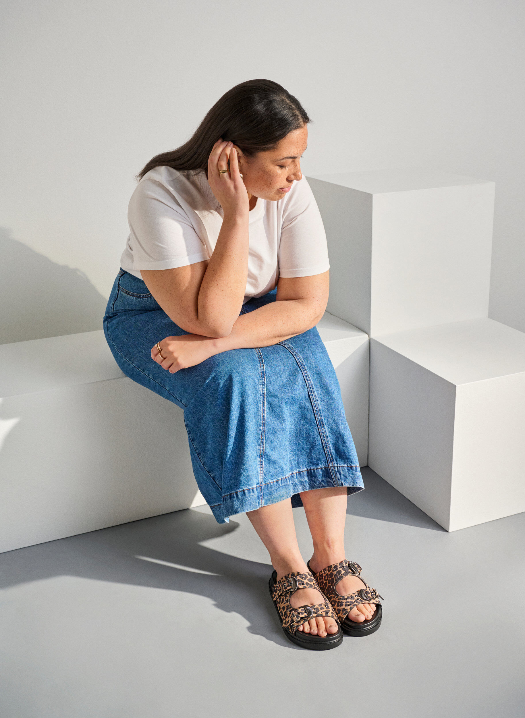 Szerokie &ndash; Sandaly z cwiekami