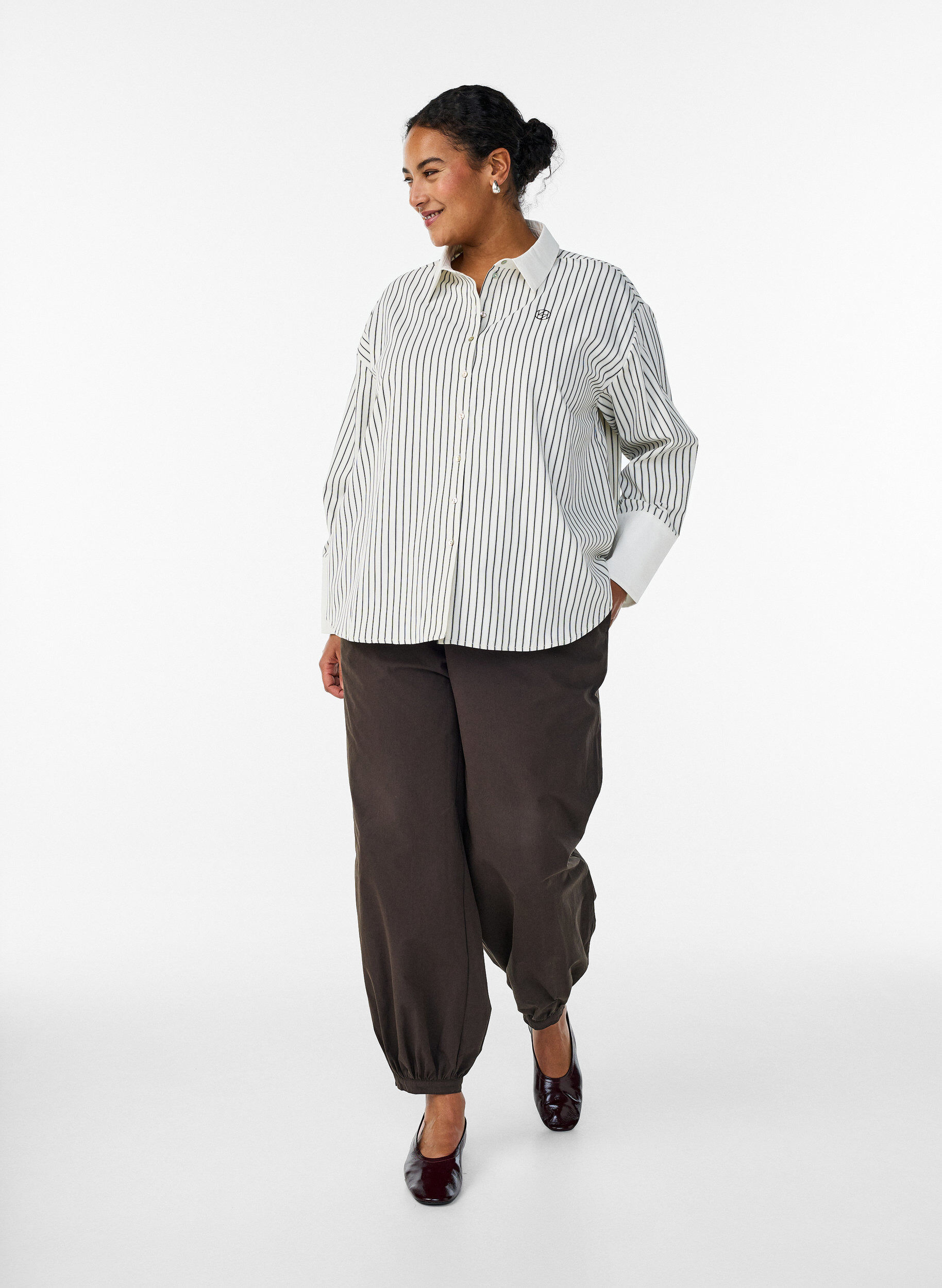 Zizzi Luzna koszula w paski z szerokimi mankietami, Biały, Model image number 1