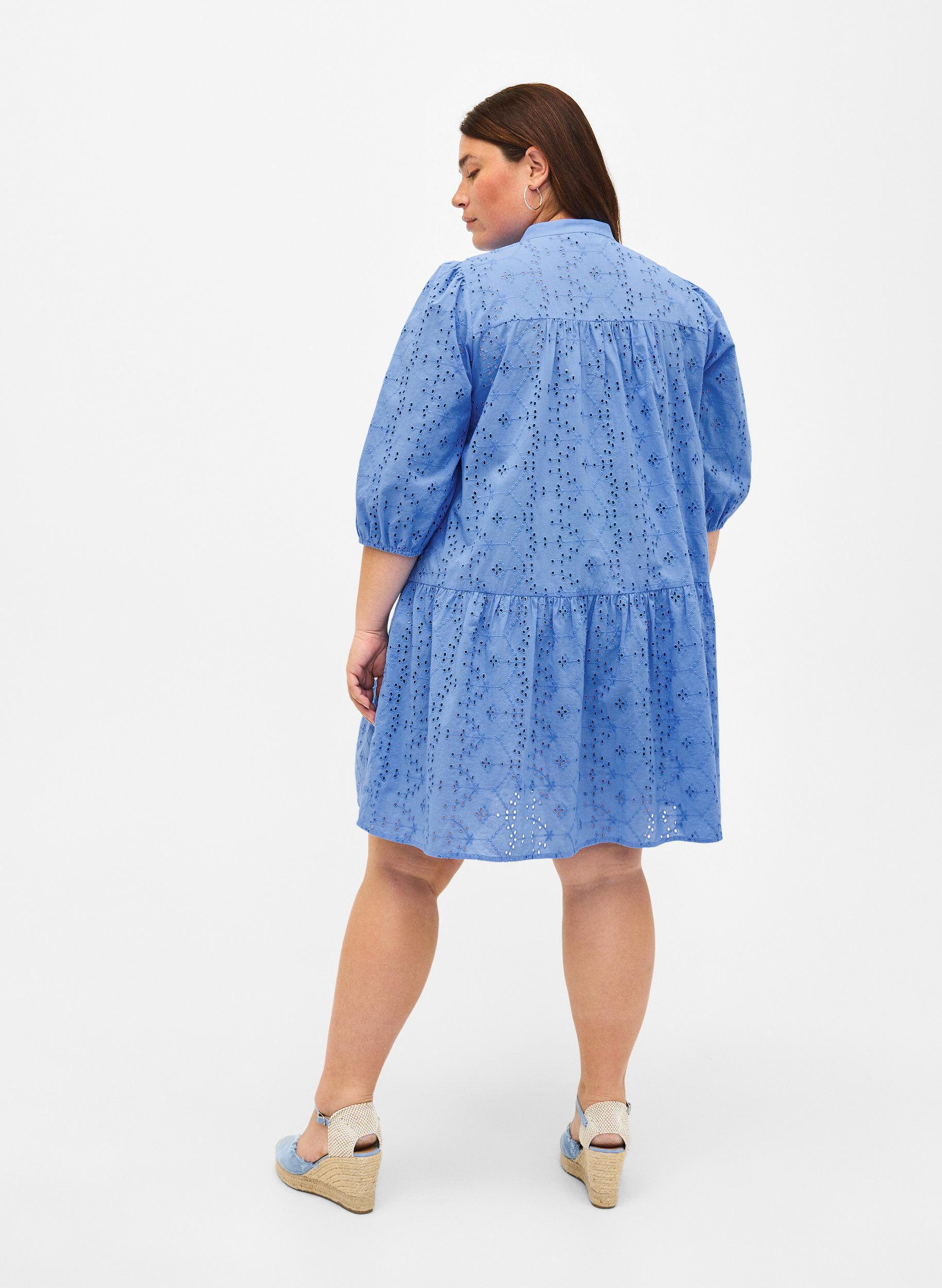 Zizzi Bawelniana sukienka koszulowa z haftem angielskim, Marina, Model image number 1