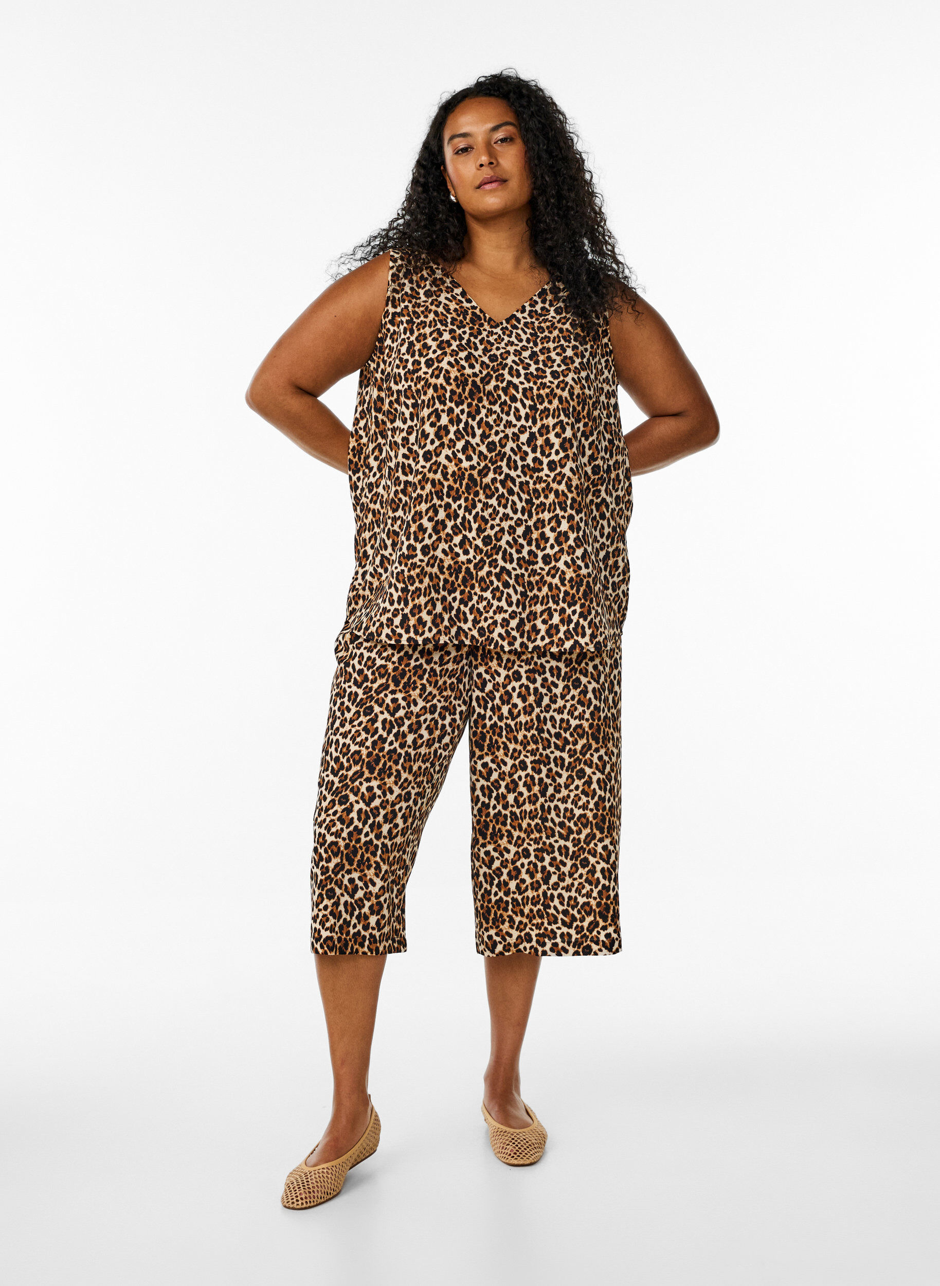 Zizzi Wzorzysty top z dekoltem w serek, Brązowy, Model image number 1