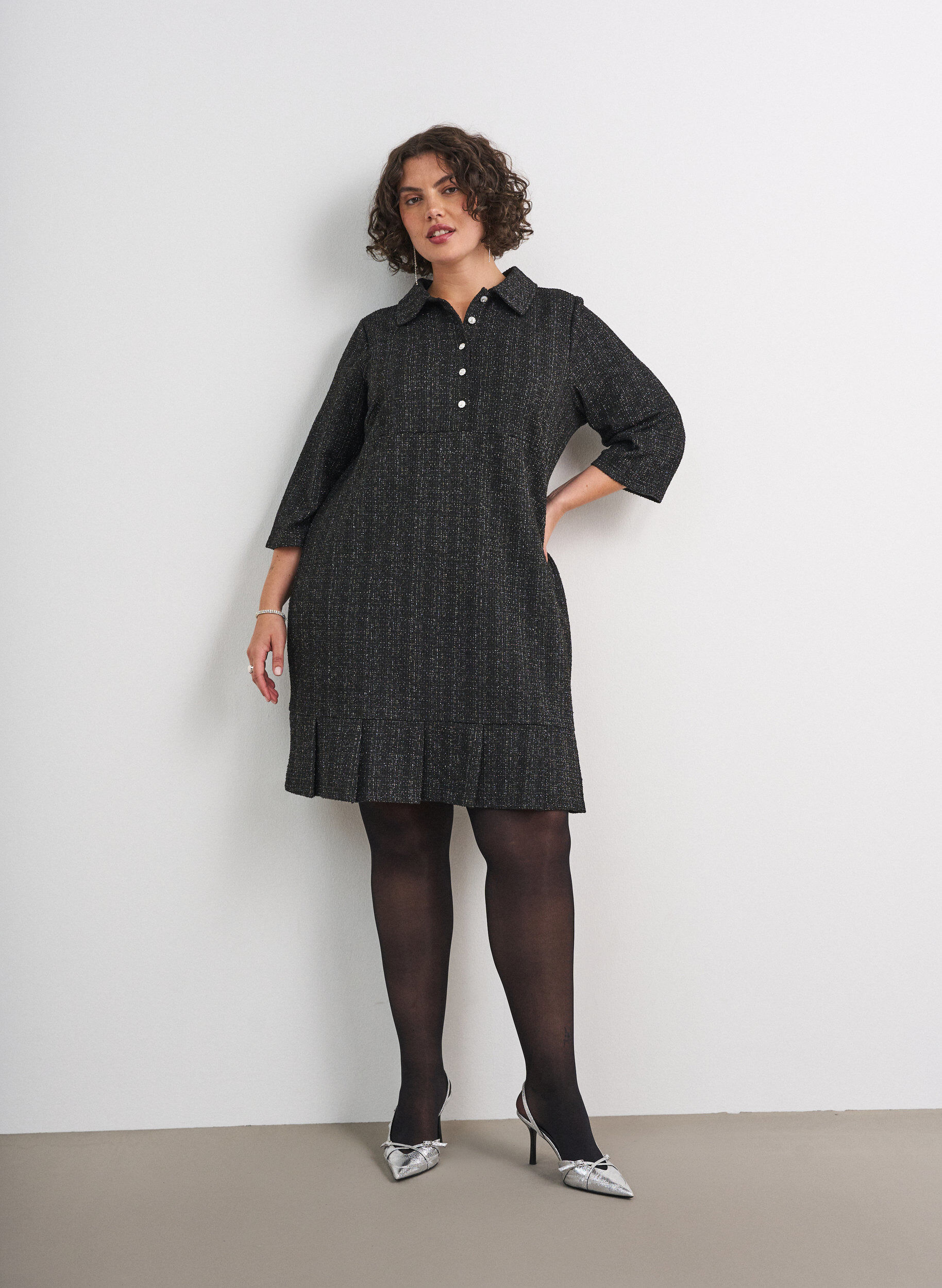 ZizziKr&oacute;tka sukienka z bukli z ozdobnymi guzikami, Czarne, Model image number 1