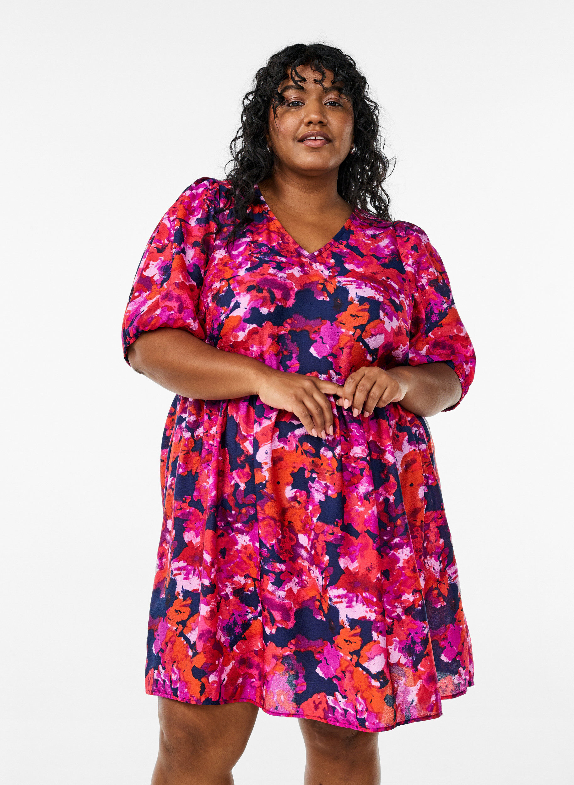 Kr&oacute;tka sukienka z&nbsp;nadrukiem i&nbsp;dekoltem w&nbsp;szpic, R&oacute;żowy, Model