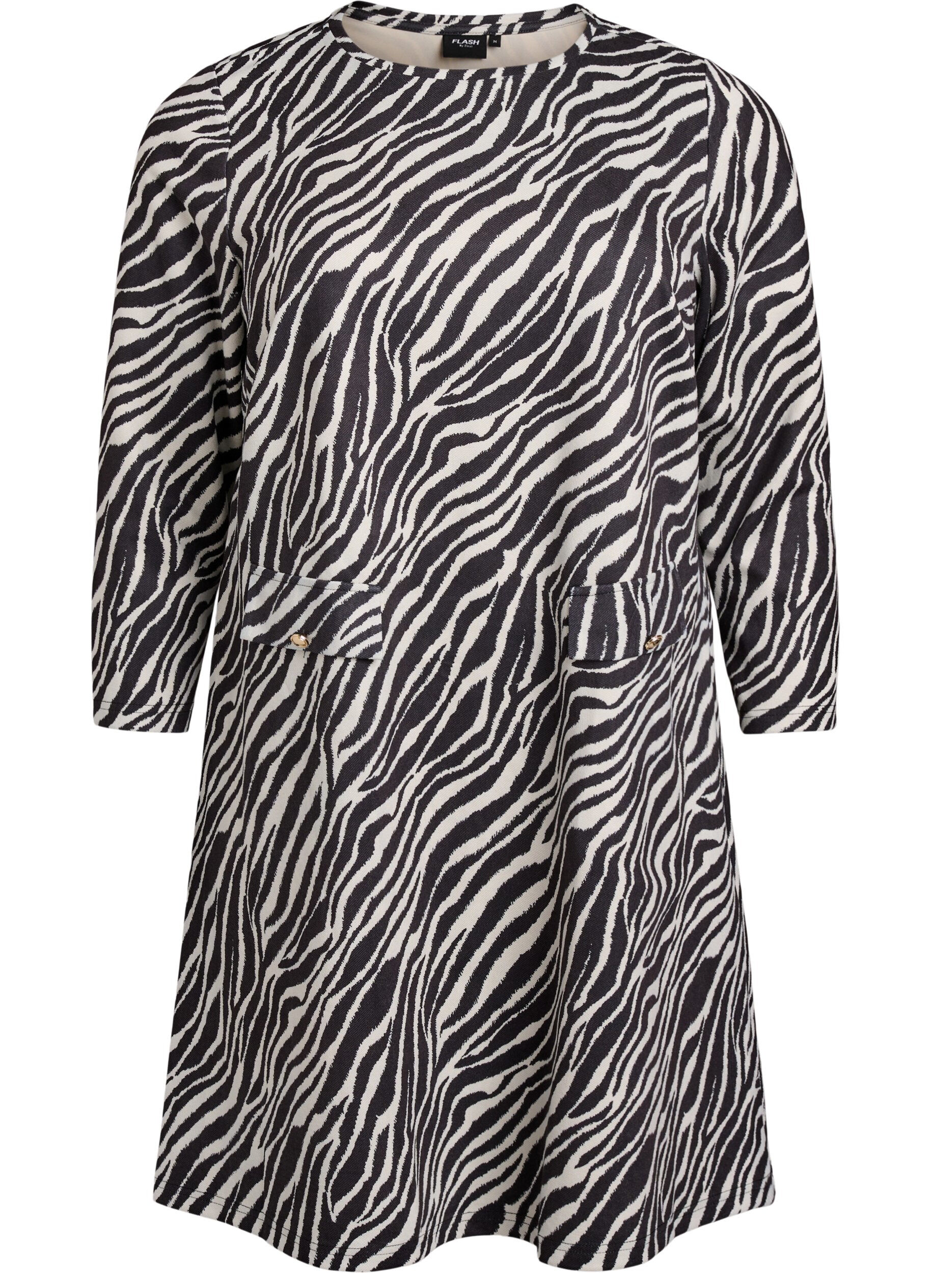 Kr&oacute;tka sukienka o kroju trapezowym z rekawami 7/8