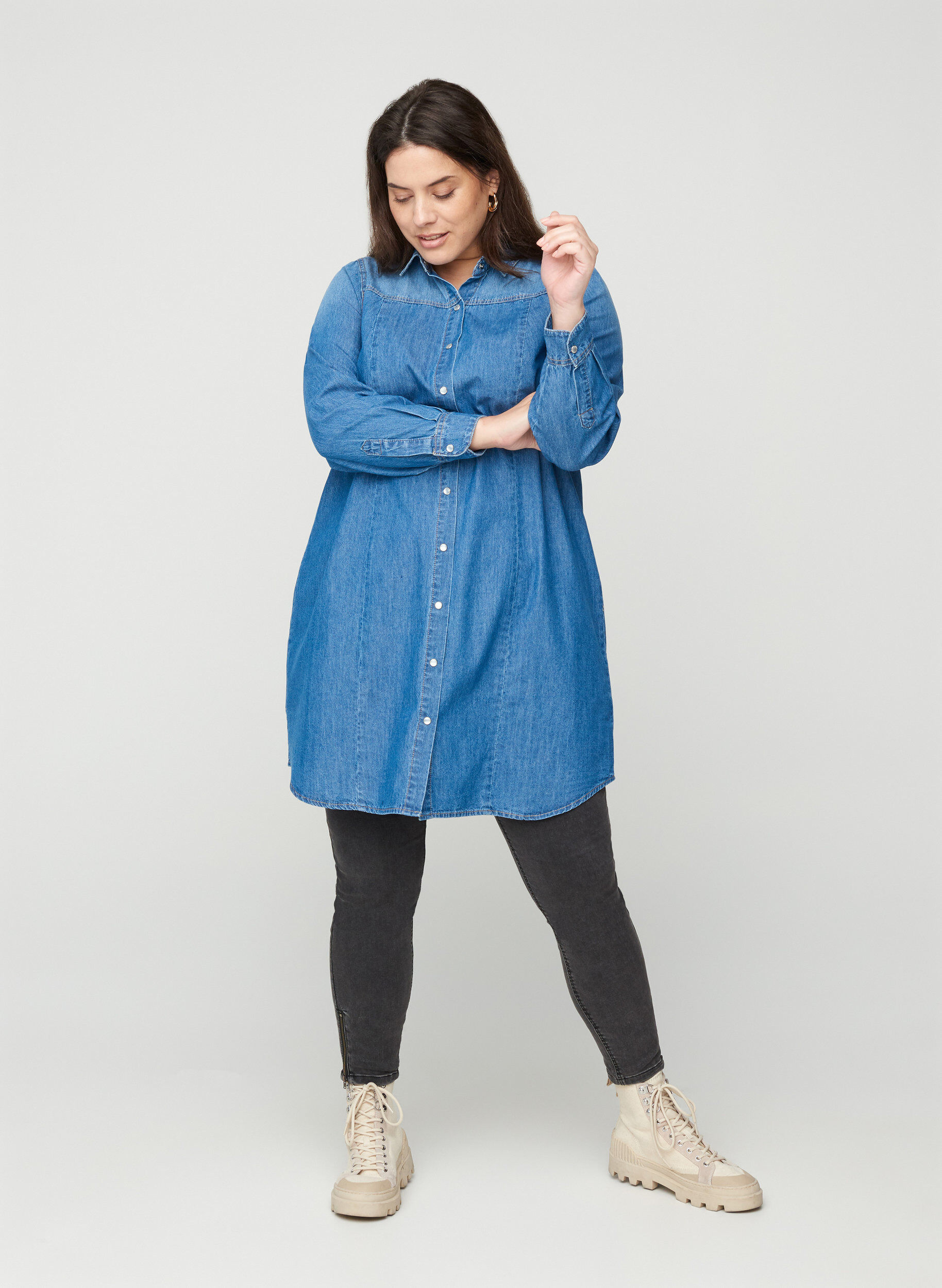 Zizzi Long denim shirt in cotton, Blue denim, Model image number 2