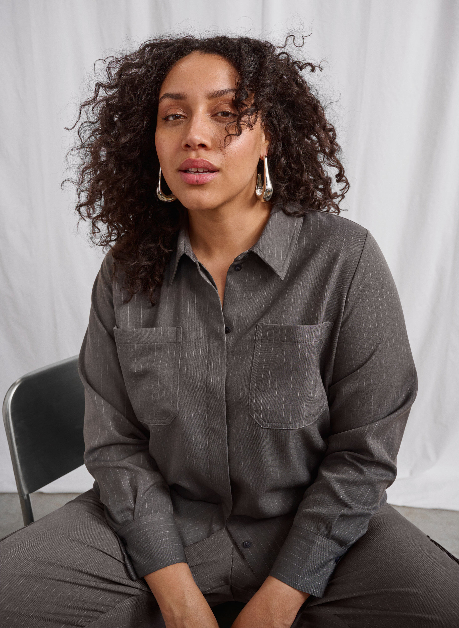 Zizzi Prazkowana koszula z&nbsp;kolnierzykiem i&nbsp;kieszeniami na&nbsp;piersi, Dark Shadow Pin St., Image image number 0