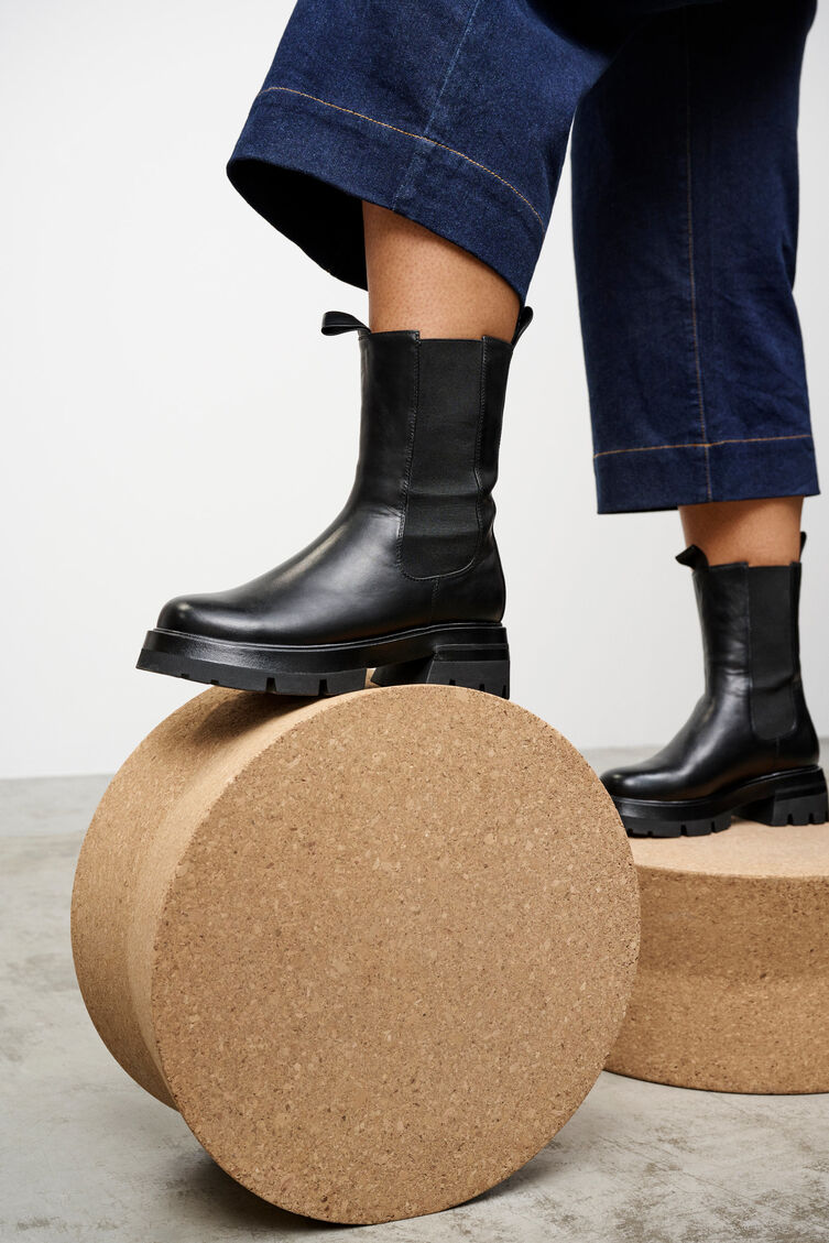 Szerokie skórzane buty z gumka, Black, Model image number 1