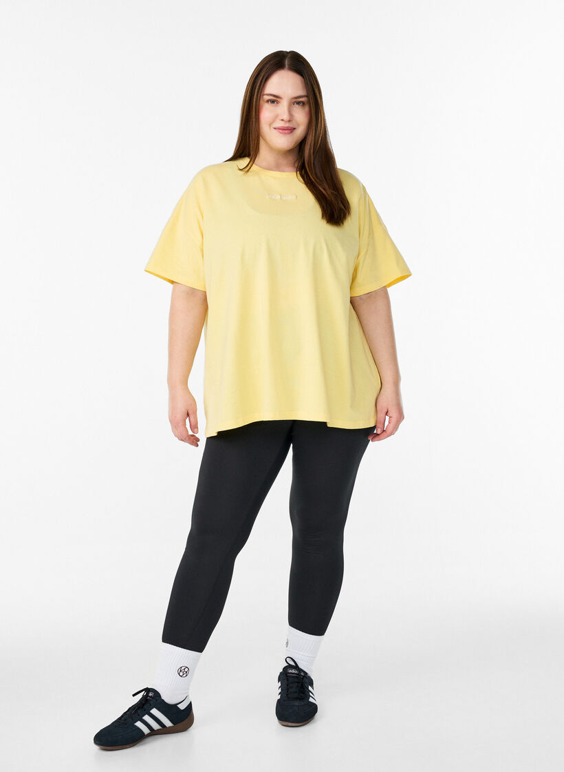Koszulka Bawelna organiczna z malym motywem z przodu, Ż&oacute;łty, Model image number 1