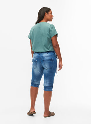 Waskie jeansy capri z kieszeniami, Light blue denim, Model image number 2
