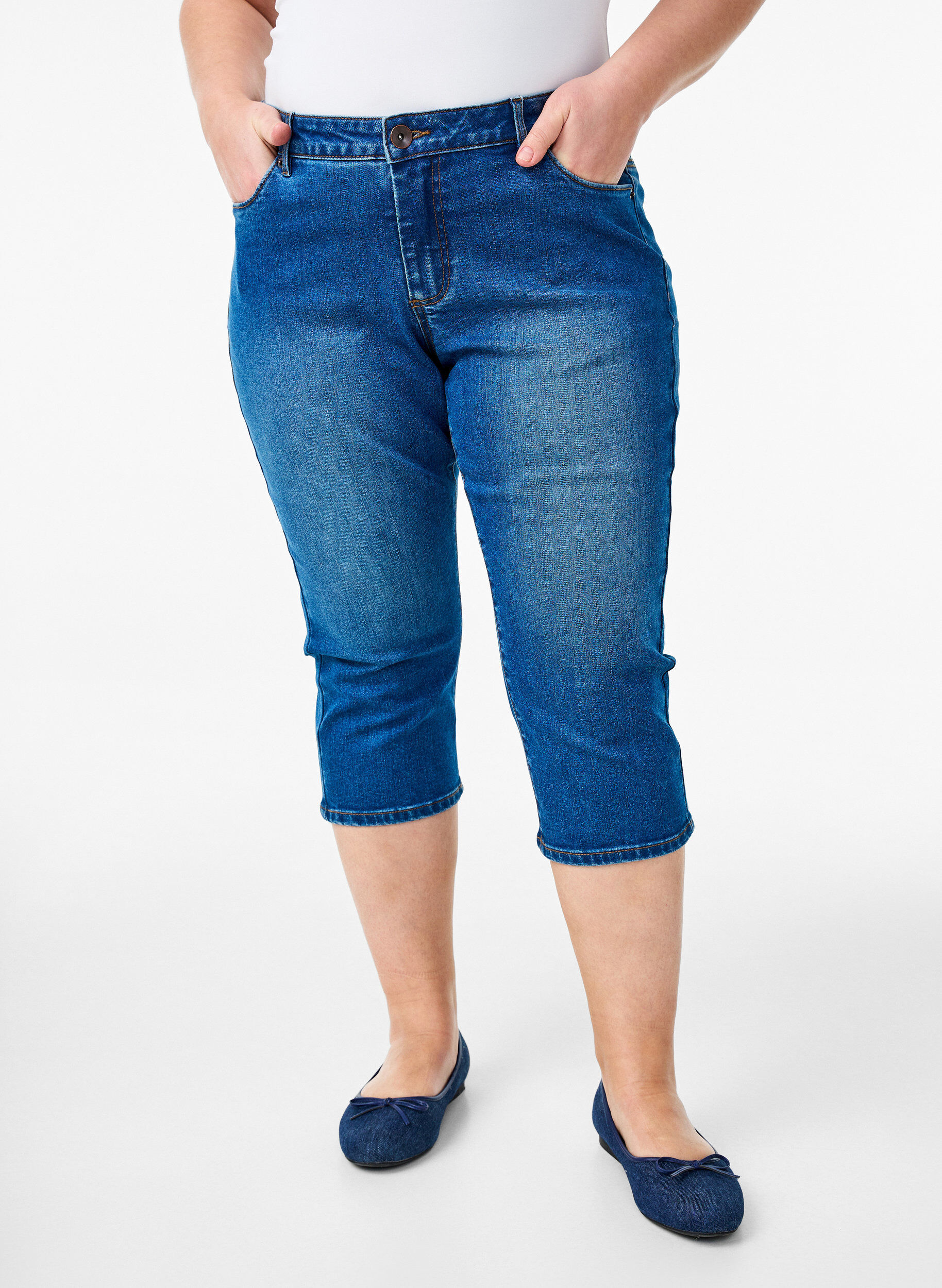 Zizzi Emily slim dopasowane spodnie jeansowe 3/4&rsquo;, Niebieskie, Model image number 2