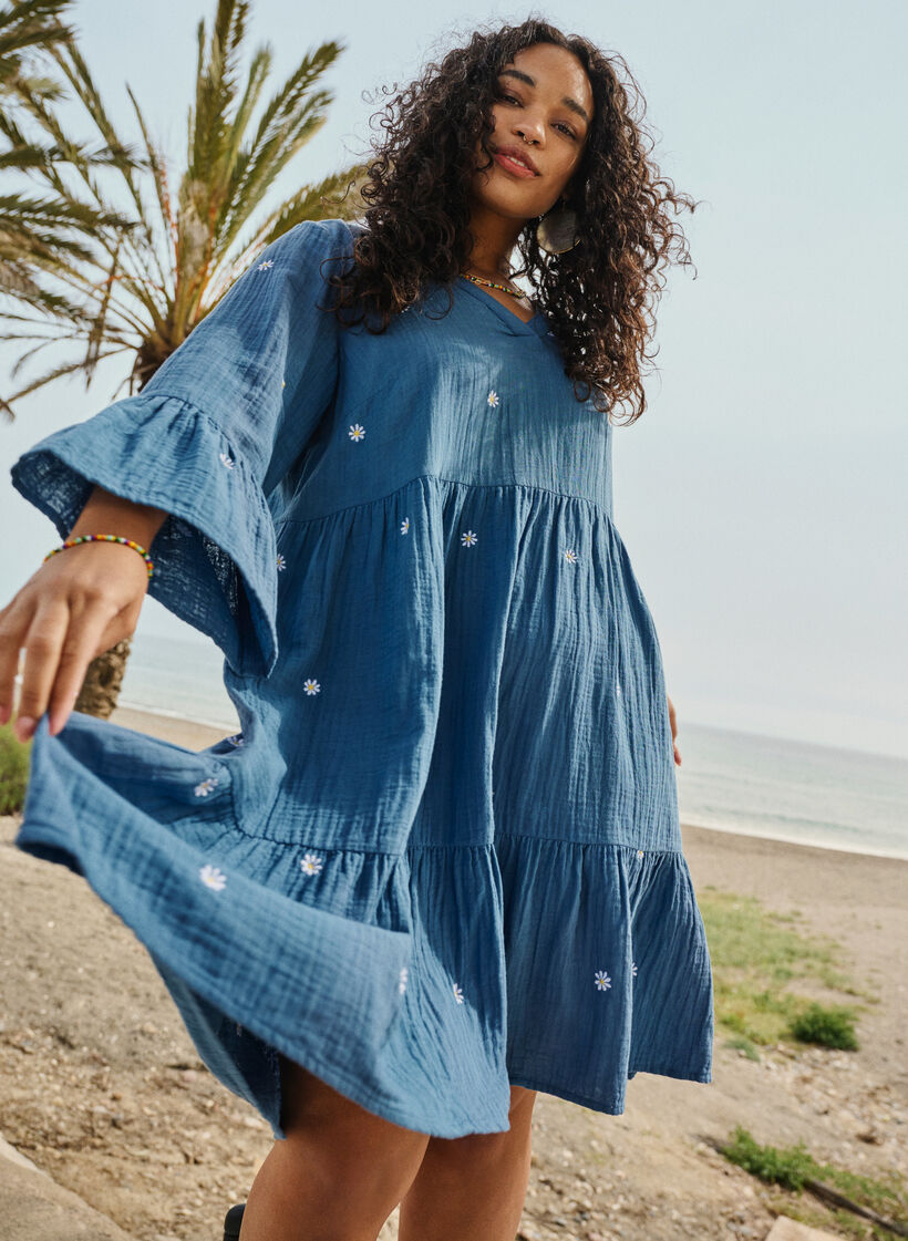 Miekka bawelniana sukienka z haftowanymi kwiatami, Blue Horizon Daisy, Image image number 0