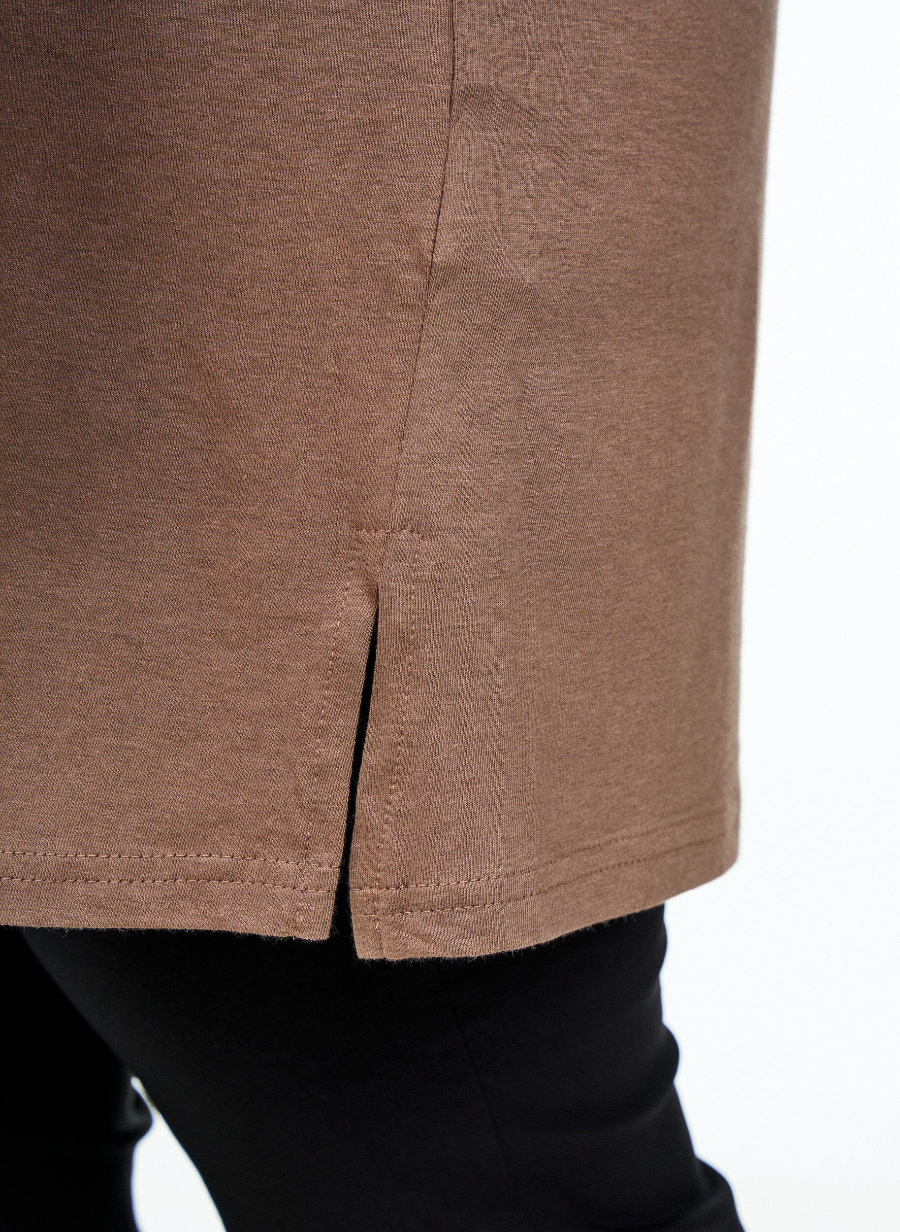 Zizzi Jednokolorowa koszulka typu oversize z dekoltem w szpic, Brązowy, Model image number 3