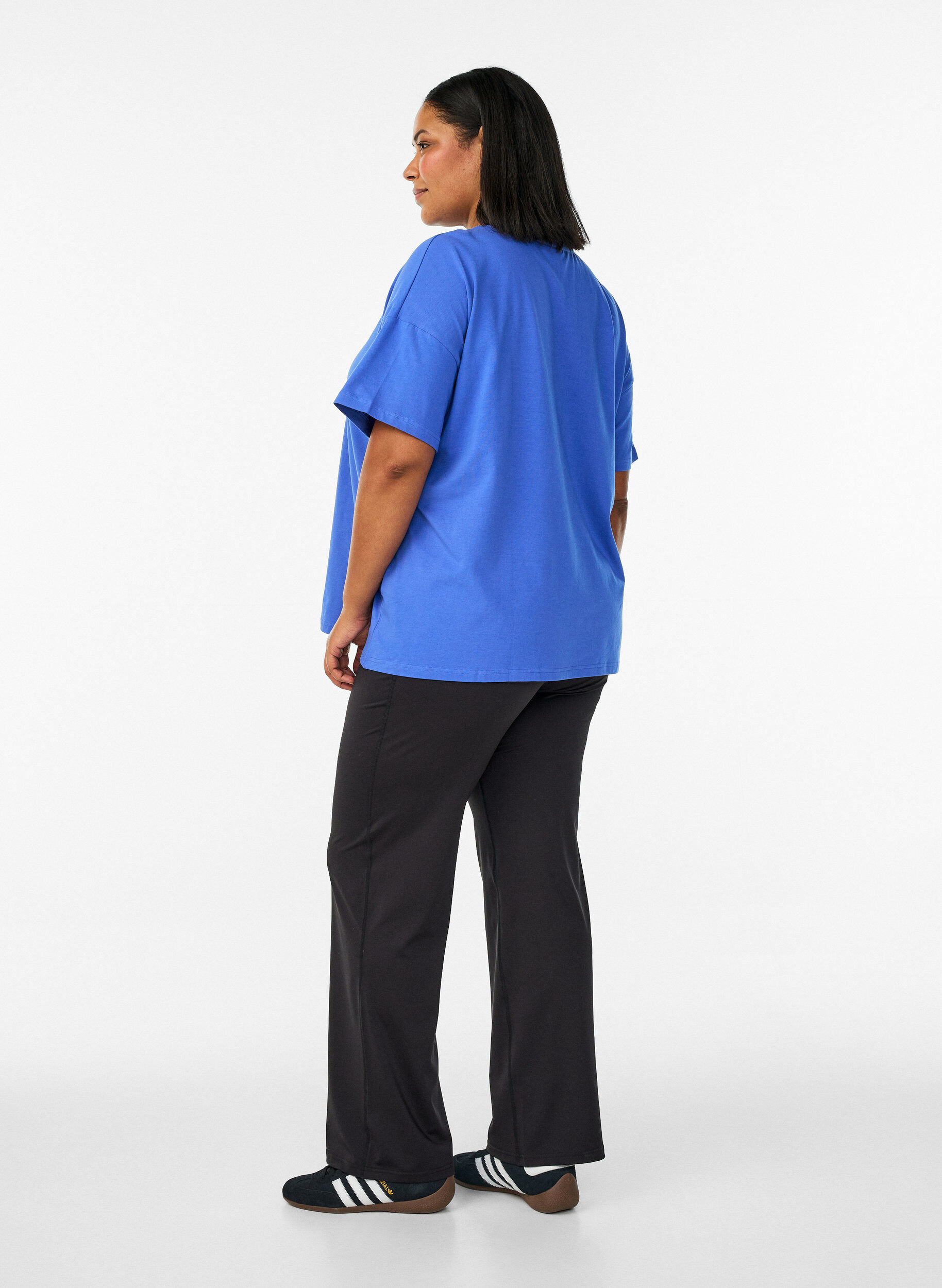 Zizzi Spodnie treningowe z rozszerzanymi nogawkami i wysokim stanem, Czarne, Model image number 2