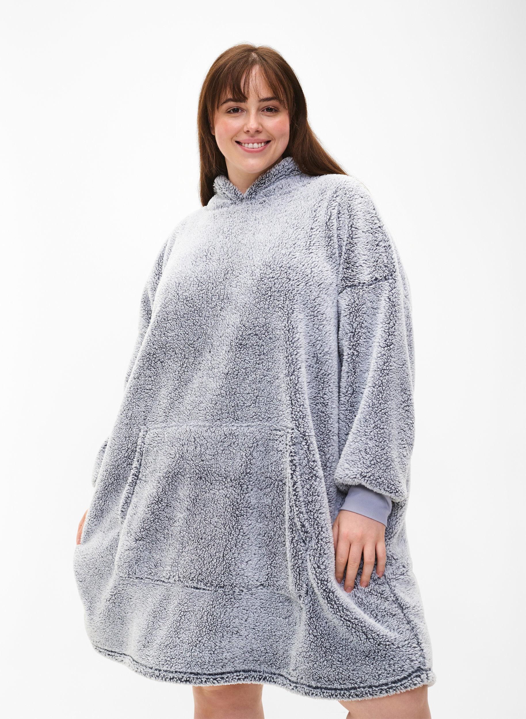 Zizzi Sukienka pluszowa oversize z kieszenia, Grey Melange, Model image number 0