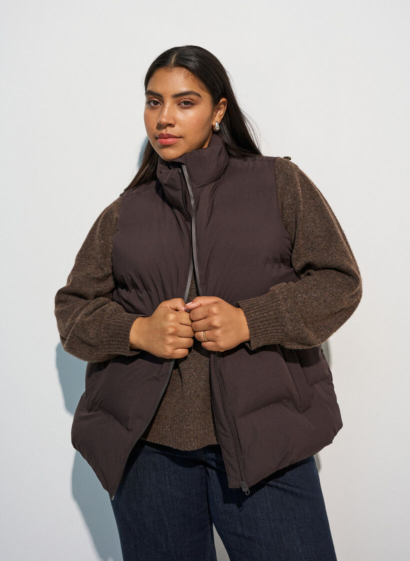 Kr&oacute;tki bufiasty bezrekawnik z wysokim kolnierzem, Brązowy, Model image number 0