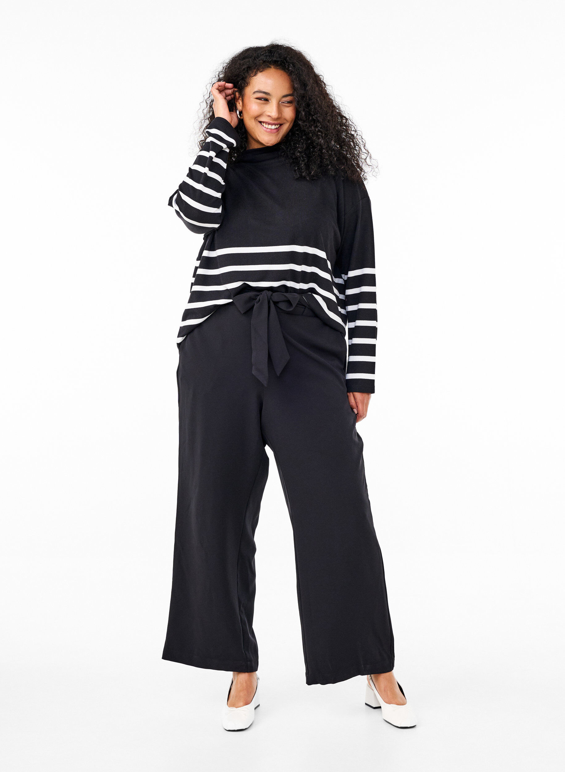 Zizzi Bluzka z&nbsp;wysokim dekoltem i&nbsp;dlugimi rekawami, Czarne, Model image number 1