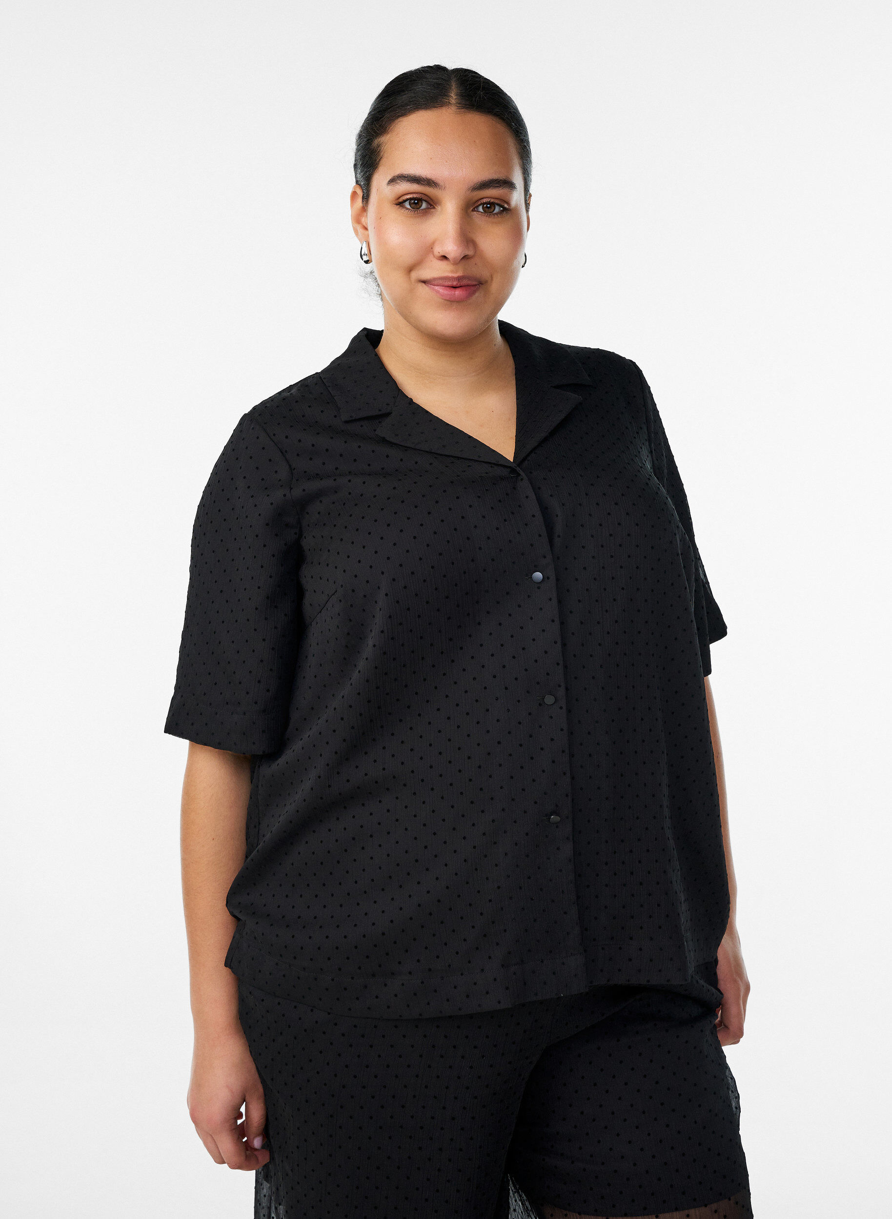 ZizziBluzka Polka dot z kolnierzykami, Czarne, Model image number 0