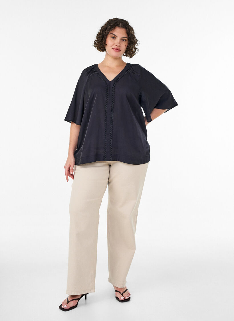 Bluzka z wiskozy z dekoltem w serek i ozdobnymi detalami, Czarne, Model image number 1