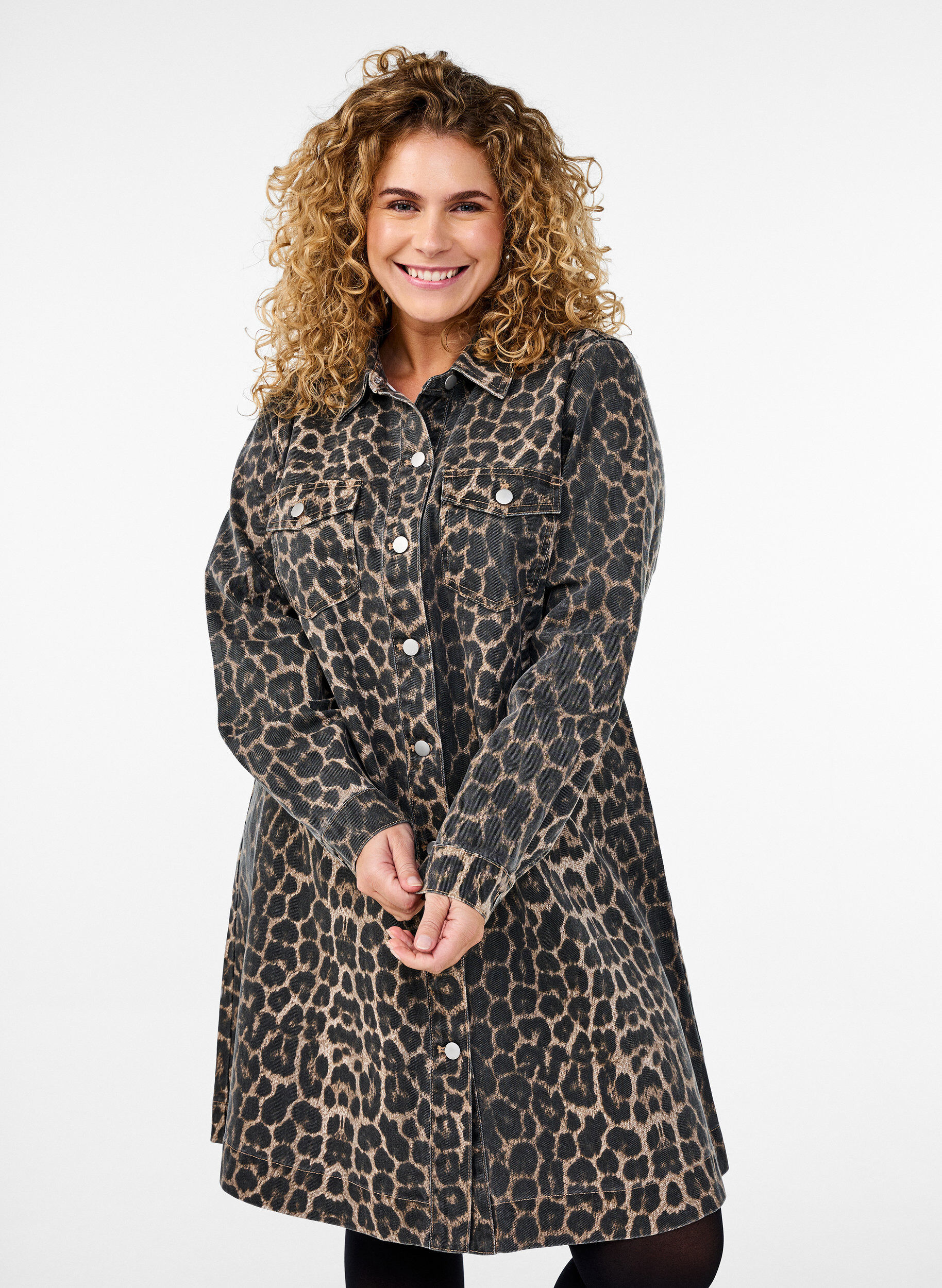 Dzinsowa sukienka w panterke z dlugim rekawem, Brązowy, Model