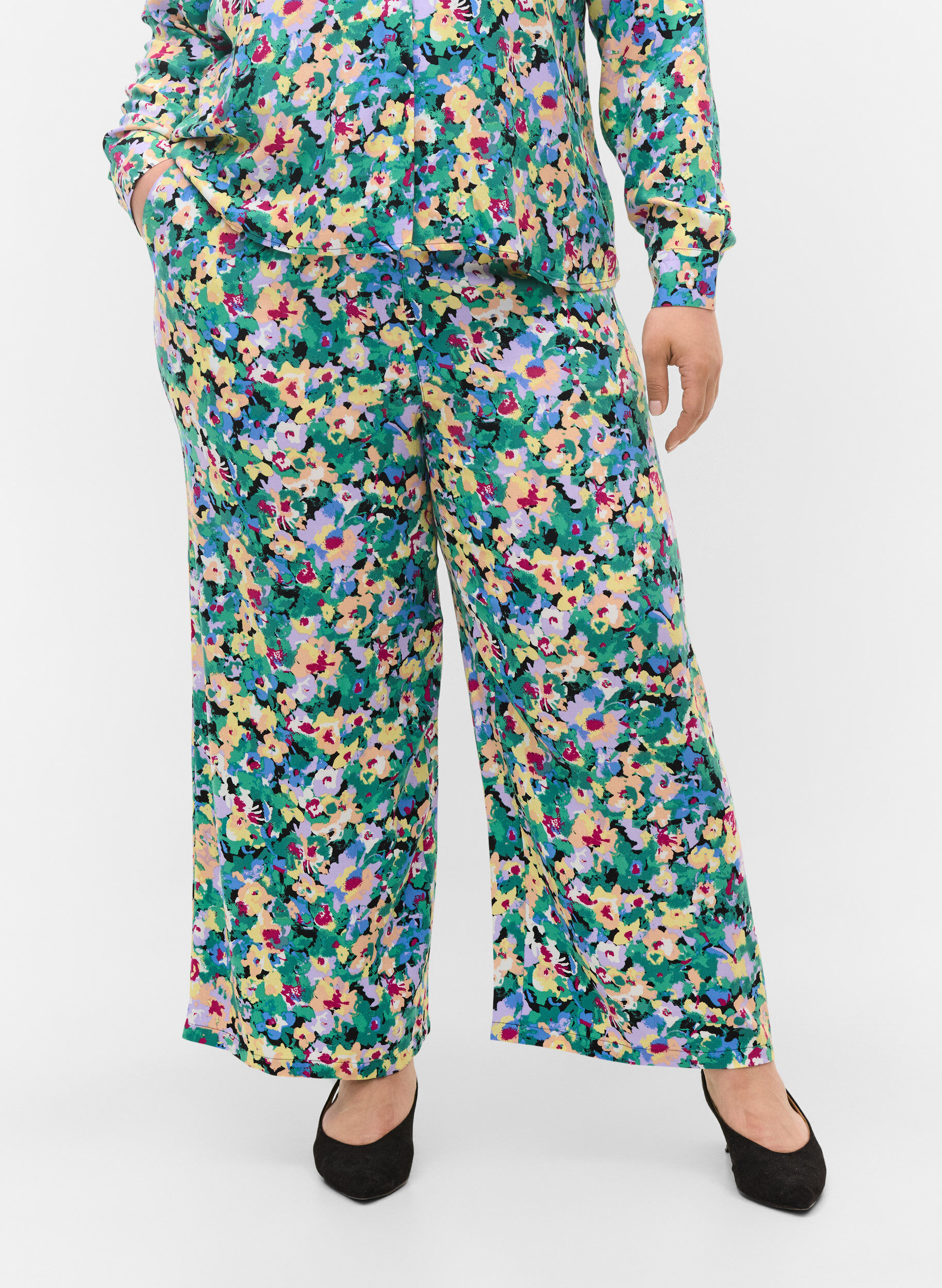 Zizzi Loose printed viscose trousers, Multi AOP, Model image number 2
