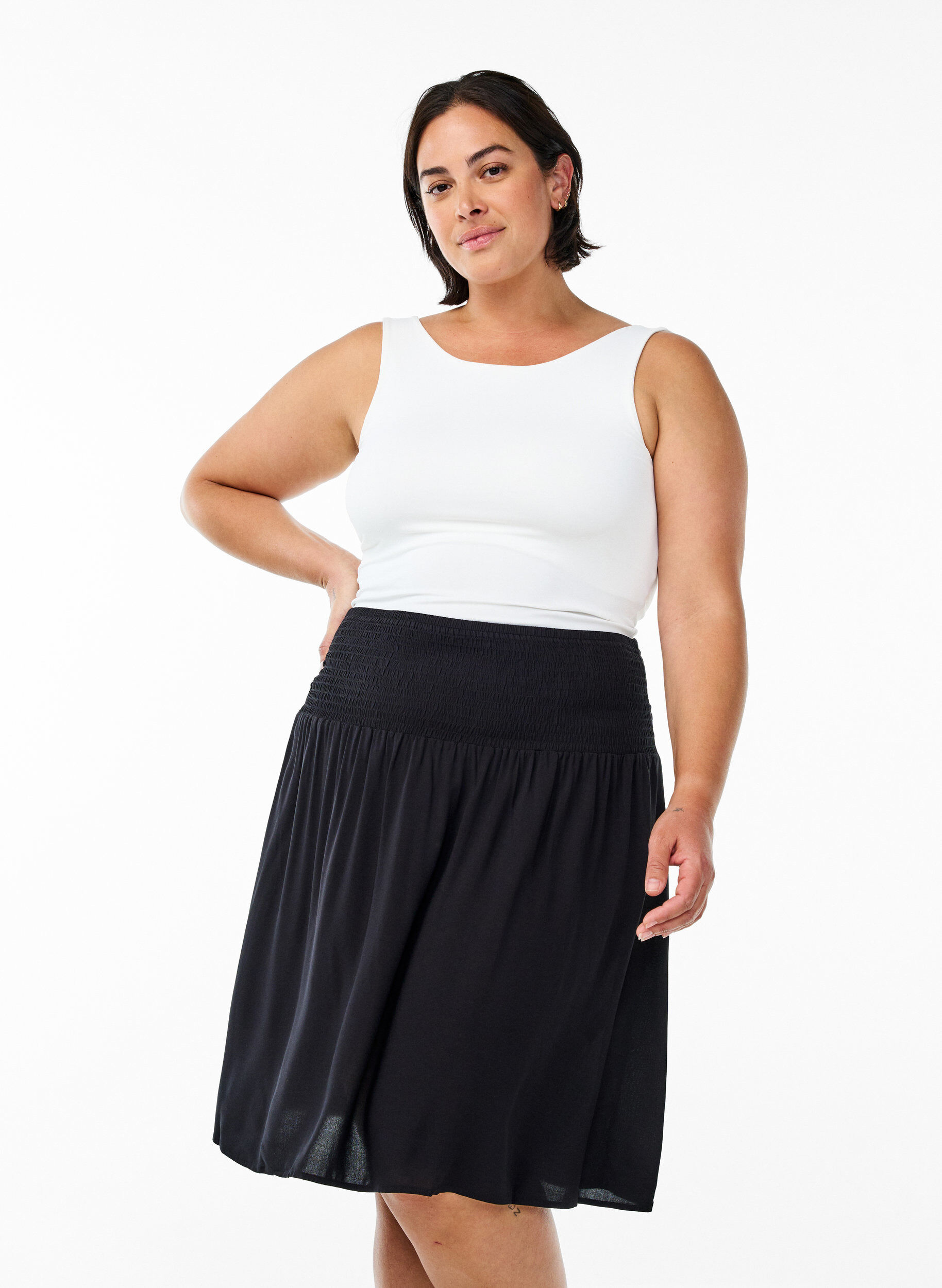 Zizzi Kr&oacute;tka sp&oacute;dniczka z marszczona talia, Czarne, Model image number 0