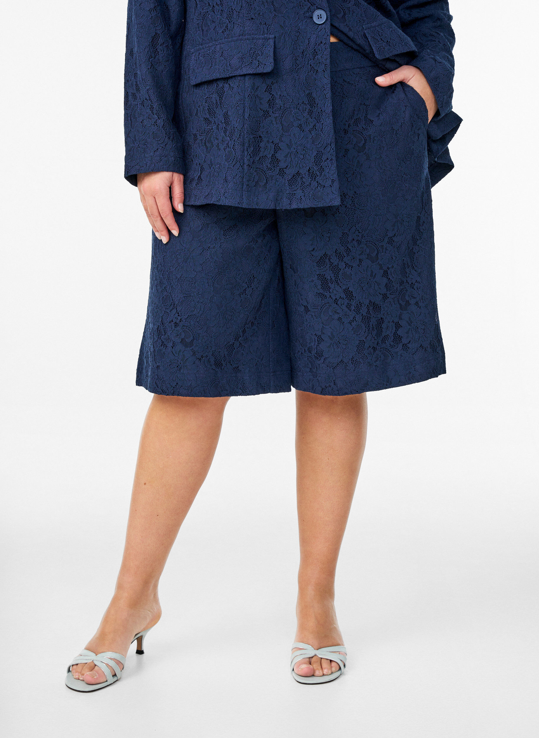 Zizzi Bermudy z koronki z wysokim stanem, Niebieskie, Model image number 3